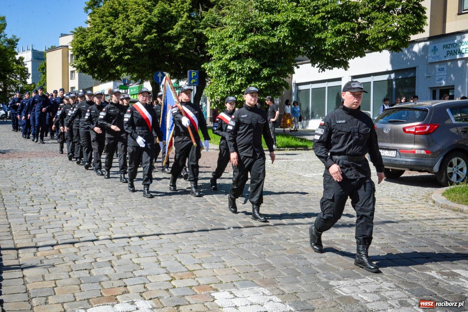 Zdjęcie w galerii na portalu naszraciborz.pl: Uroczyste ślubowanie klas mundurowych Zespołu Szkół Ekonomicznych na dziedzińcu zamku w Raciborzu wiadomości z regionu