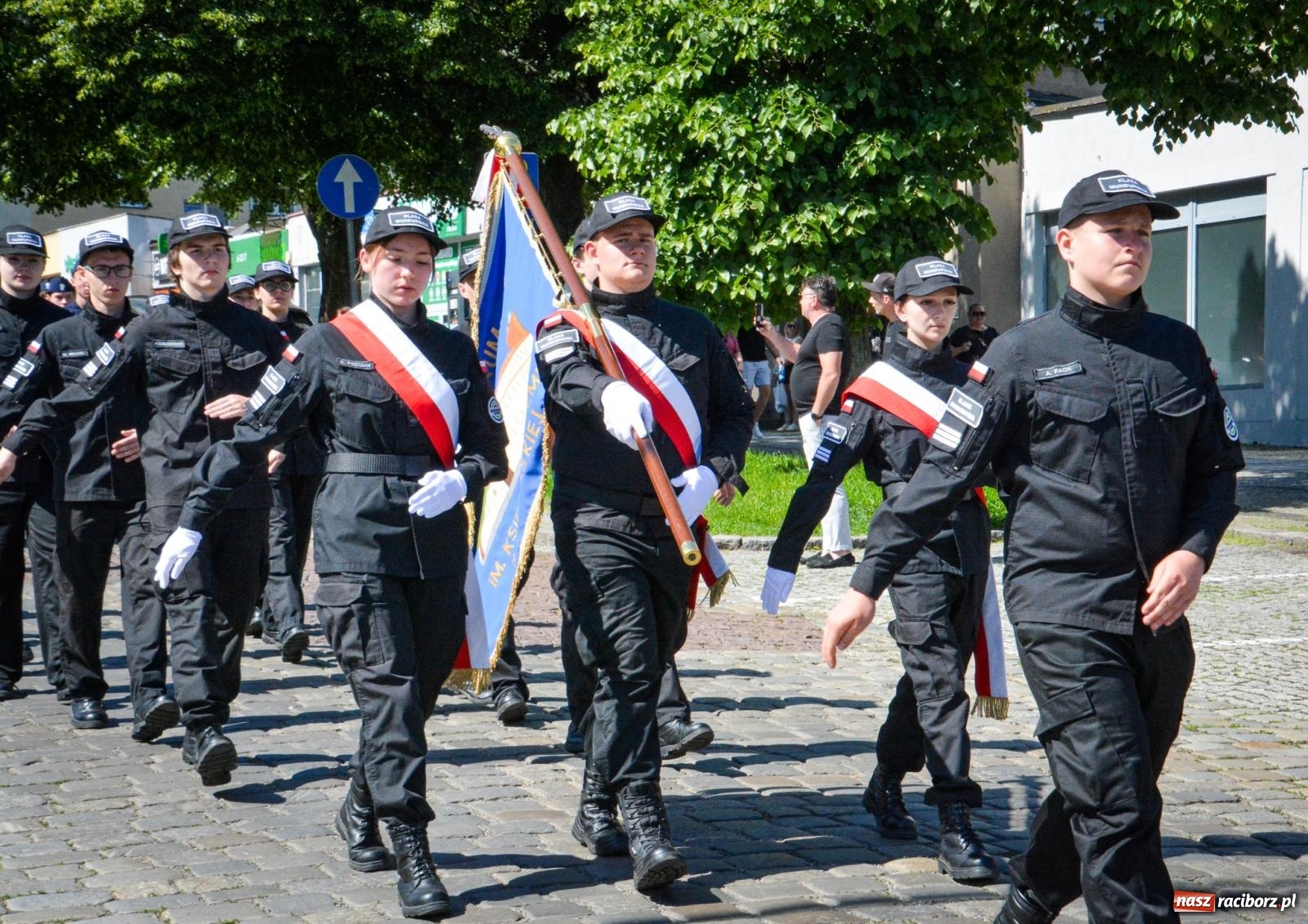 Zdjęcie w galerii na portalu naszraciborz.pl: Uroczyste ślubowanie klas mundurowych Zespołu Szkół Ekonomicznych na dziedzińcu zamku w Raciborzu wiadomości z regionu