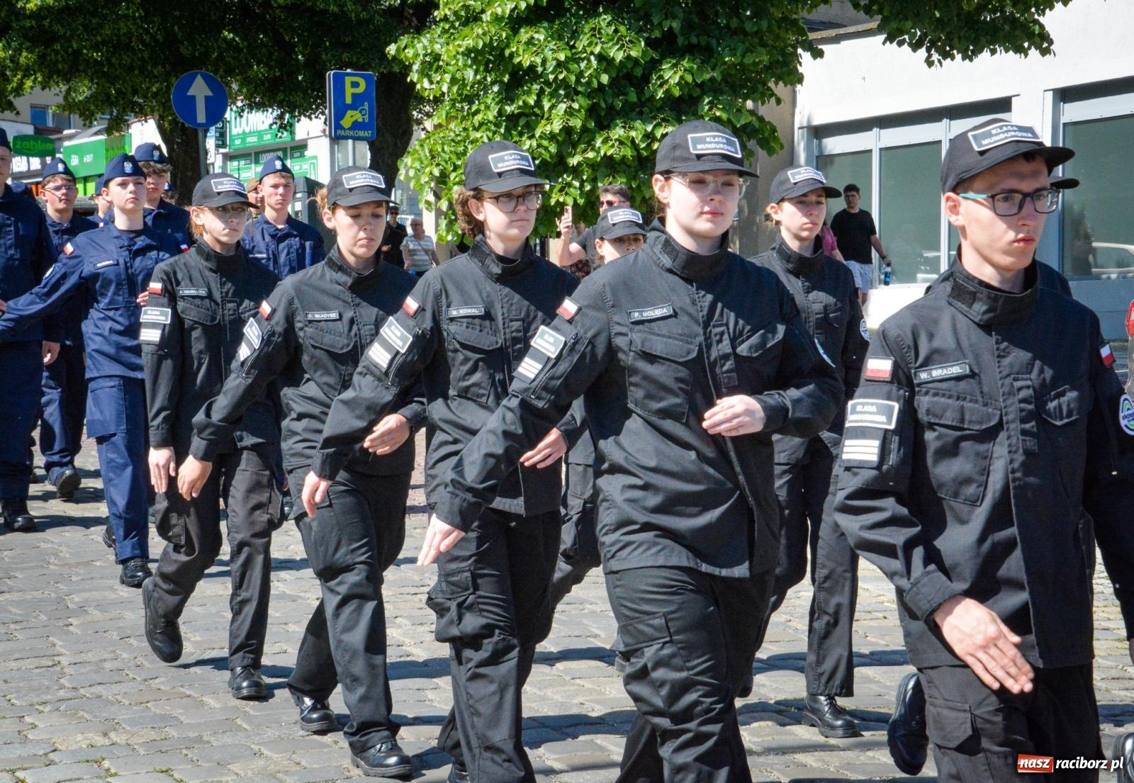 Zdjęcie w galerii na portalu naszraciborz.pl: Uroczyste ślubowanie klas mundurowych Zespołu Szkół Ekonomicznych na dziedzińcu zamku w Raciborzu wiadomości z regionu