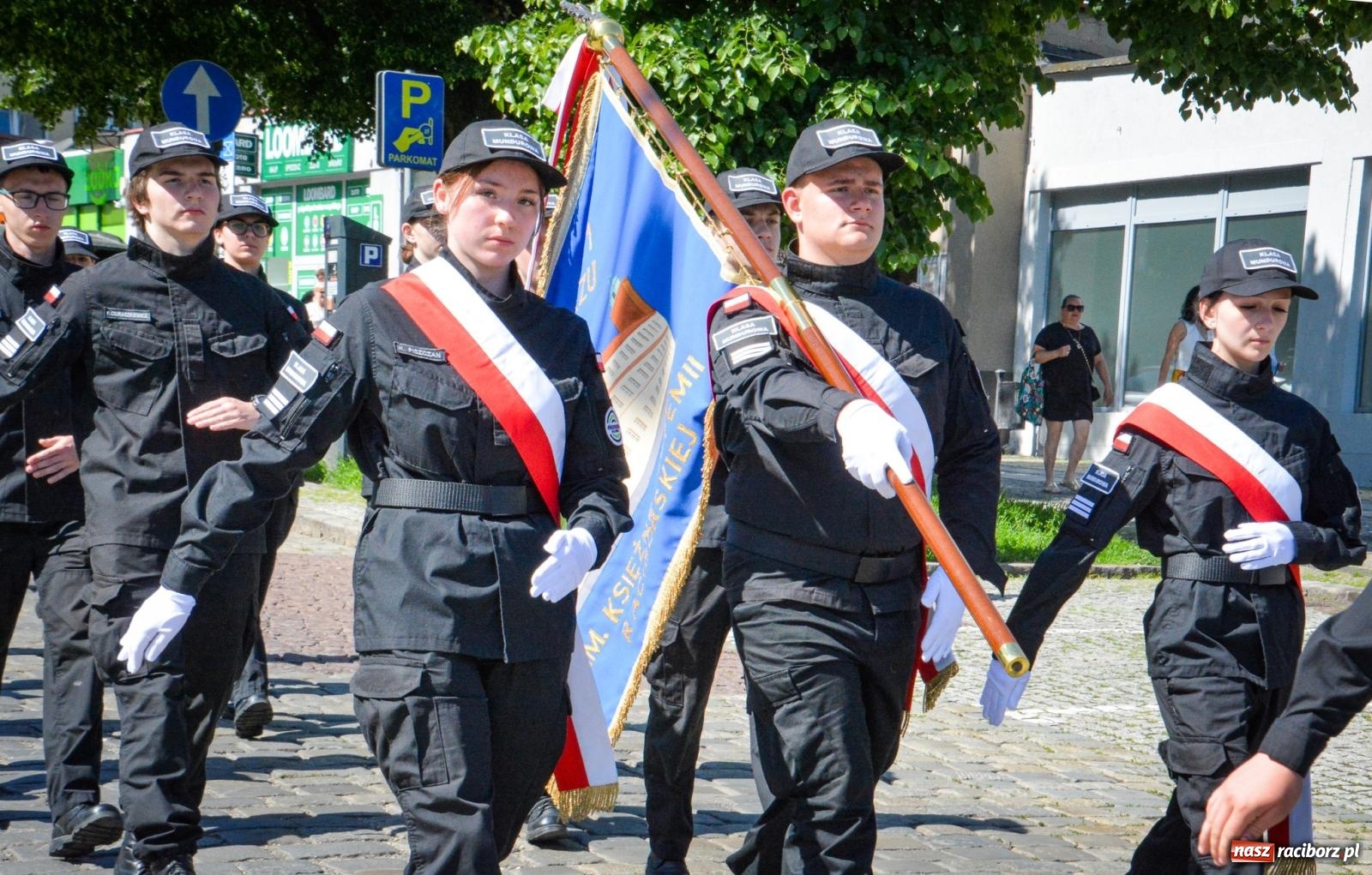 Zdjęcie w galerii na portalu naszraciborz.pl: Uroczyste ślubowanie klas mundurowych Zespołu Szkół Ekonomicznych na dziedzińcu zamku w Raciborzu wiadomości z regionu