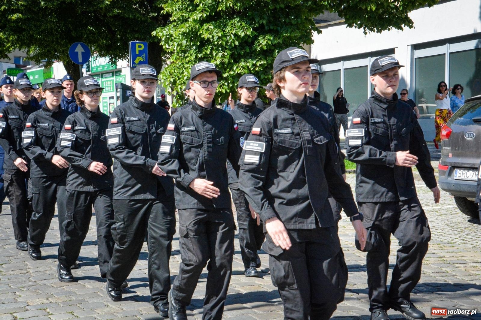 Zdjęcie w galerii na portalu naszraciborz.pl: Uroczyste ślubowanie klas mundurowych Zespołu Szkół Ekonomicznych na dziedzińcu zamku w Raciborzu wiadomości z regionu