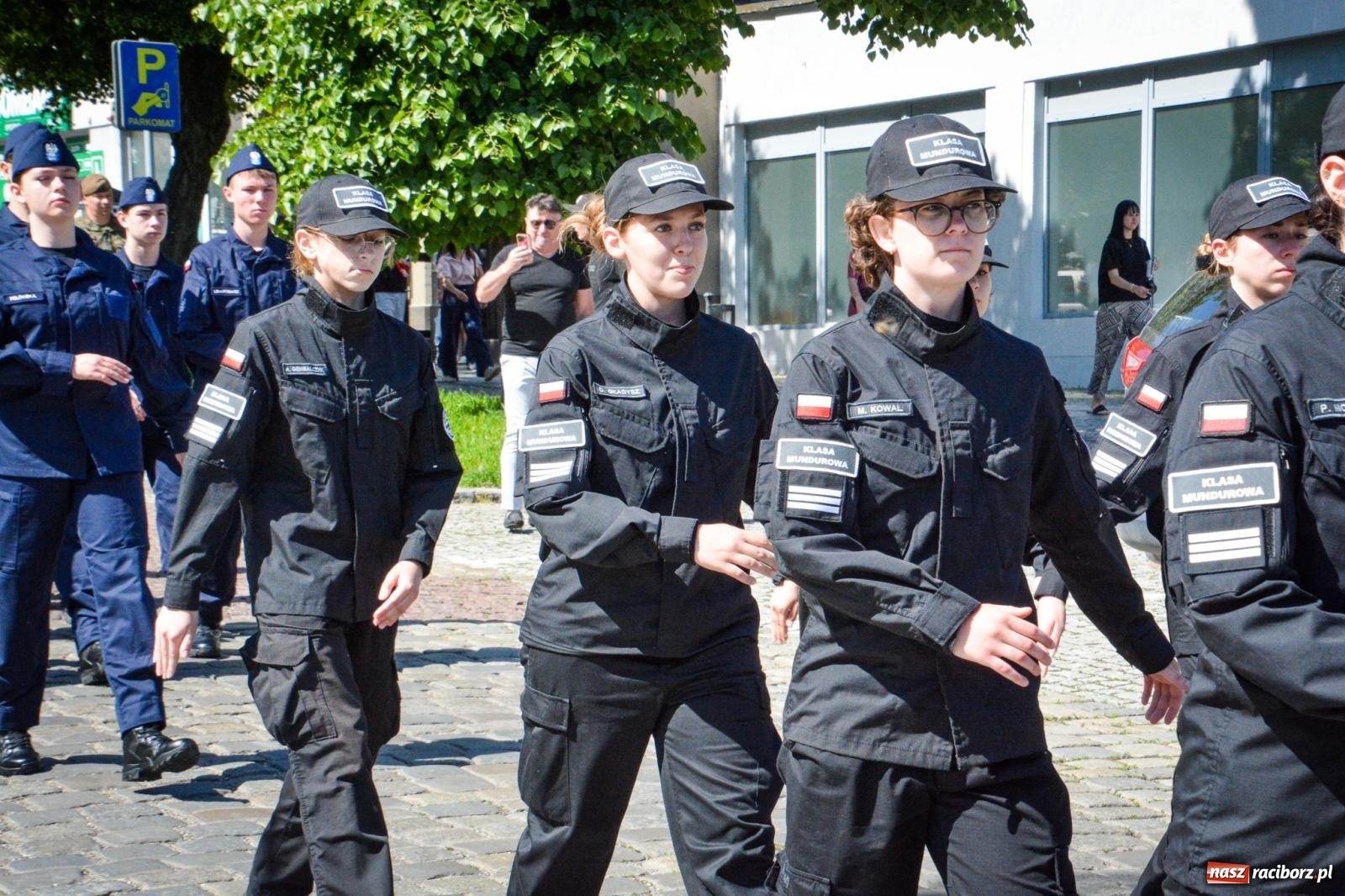 Zdjęcie w galerii na portalu naszraciborz.pl: Uroczyste ślubowanie klas mundurowych Zespołu Szkół Ekonomicznych na dziedzińcu zamku w Raciborzu wiadomości z regionu