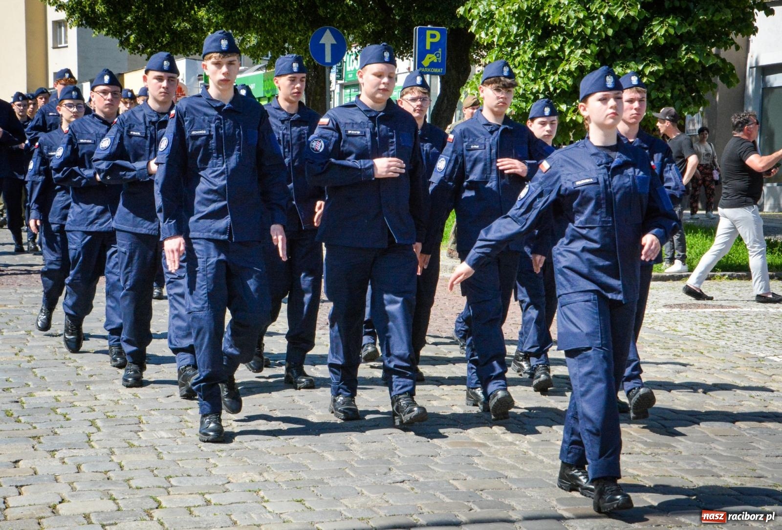 Zdjęcie w galerii na portalu naszraciborz.pl: Uroczyste ślubowanie klas mundurowych Zespołu Szkół Ekonomicznych na dziedzińcu zamku w Raciborzu wiadomości z regionu