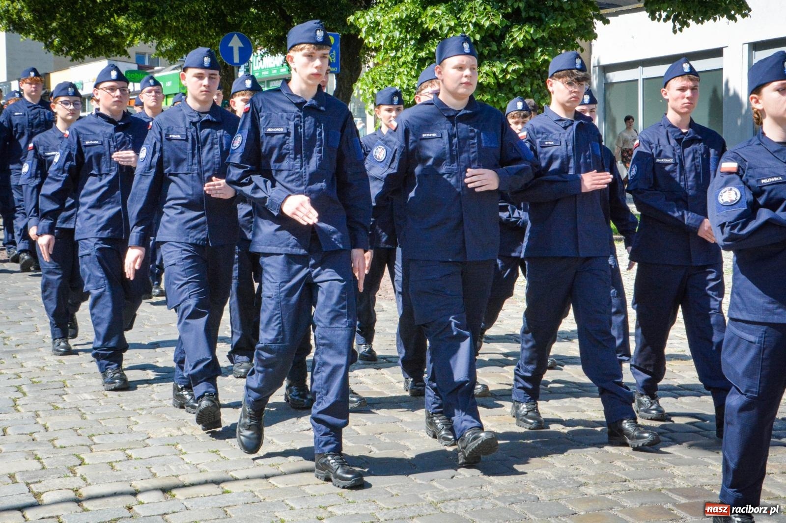 Zdjęcie w galerii na portalu naszraciborz.pl: Uroczyste ślubowanie klas mundurowych Zespołu Szkół Ekonomicznych na dziedzińcu zamku w Raciborzu wiadomości z regionu
