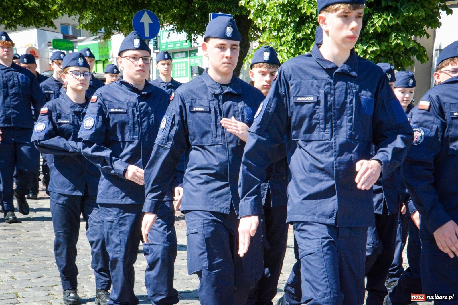 Zdjęcie w galerii na portalu naszraciborz.pl: Uroczyste ślubowanie klas mundurowych Zespołu Szkół Ekonomicznych na dziedzińcu zamku w Raciborzu wiadomości z regionu