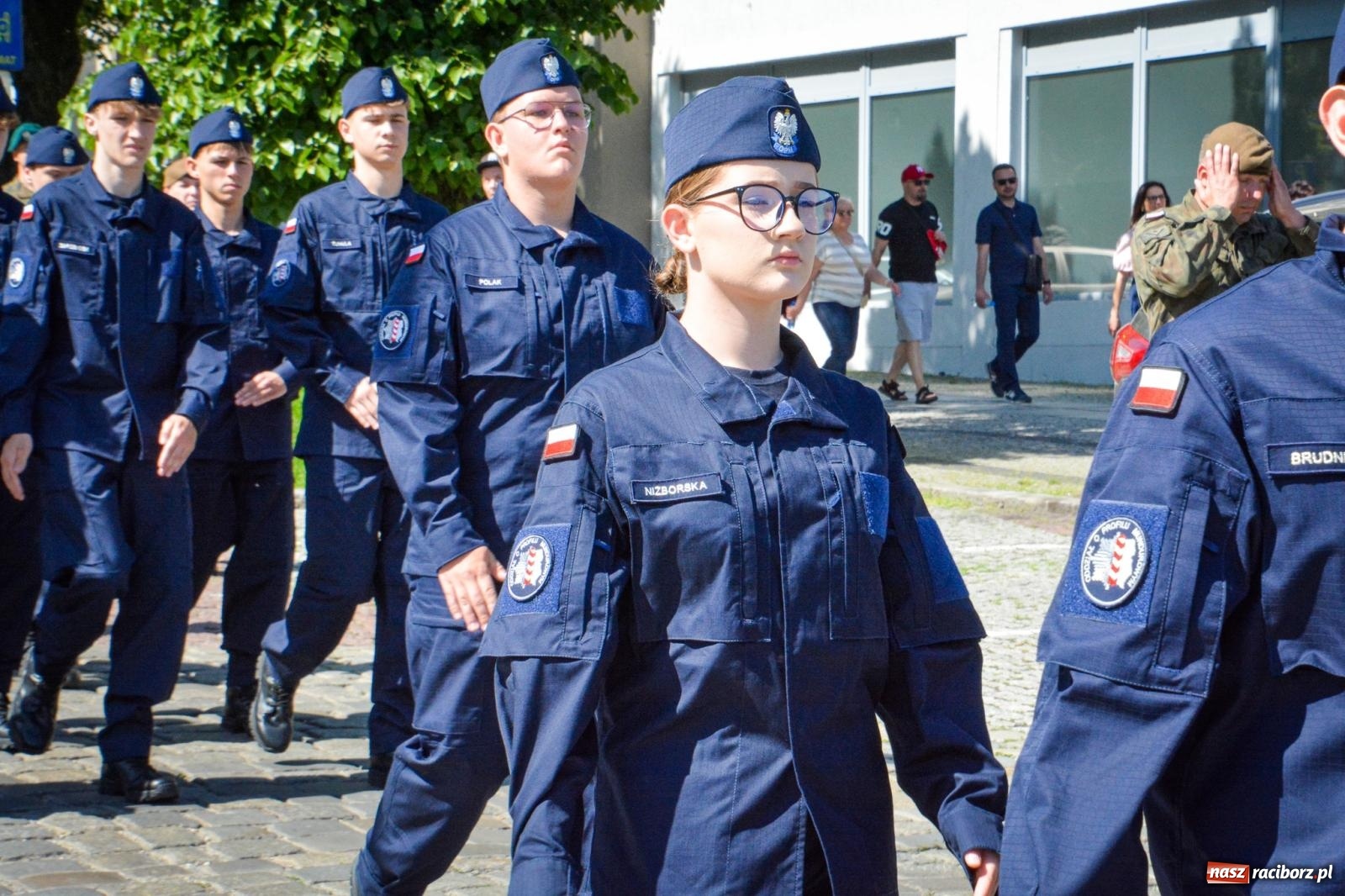 Zdjęcie w galerii na portalu naszraciborz.pl: Uroczyste ślubowanie klas mundurowych Zespołu Szkół Ekonomicznych na dziedzińcu zamku w Raciborzu wiadomości z regionu