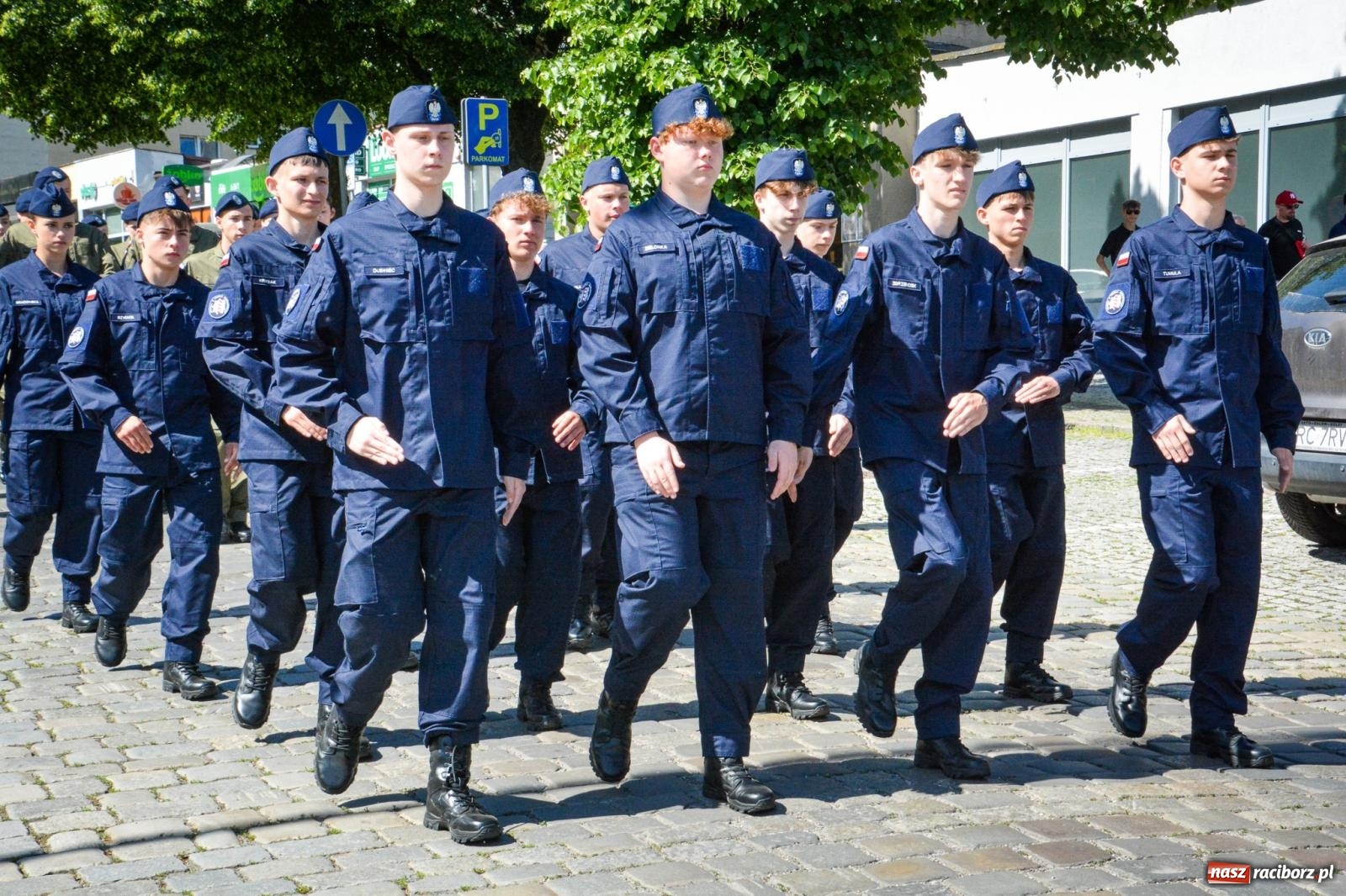 Zdjęcie w galerii na portalu naszraciborz.pl: Uroczyste ślubowanie klas mundurowych Zespołu Szkół Ekonomicznych na dziedzińcu zamku w Raciborzu wiadomości z regionu