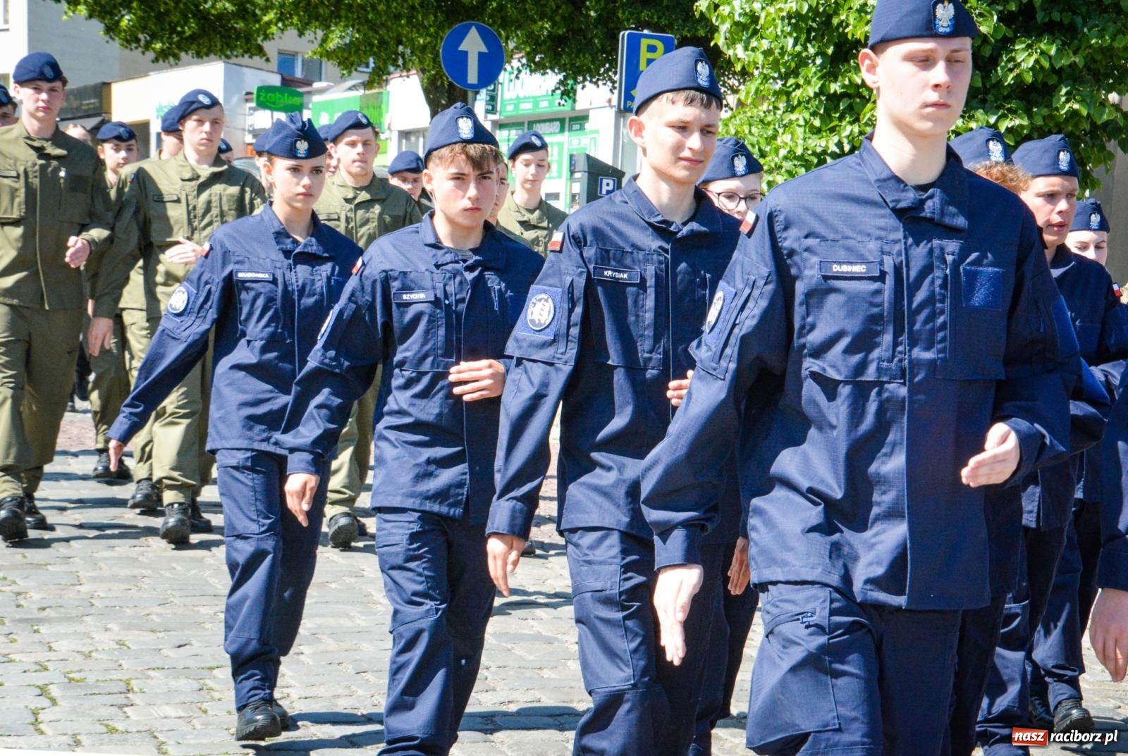 Zdjęcie w galerii na portalu naszraciborz.pl: Uroczyste ślubowanie klas mundurowych Zespołu Szkół Ekonomicznych na dziedzińcu zamku w Raciborzu wiadomości z regionu
