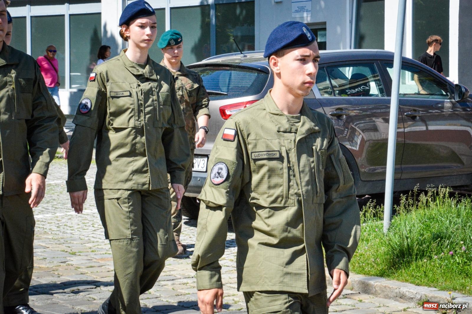 Zdjęcie w galerii na portalu naszraciborz.pl: Uroczyste ślubowanie klas mundurowych Zespołu Szkół Ekonomicznych na dziedzińcu zamku w Raciborzu wiadomości z regionu