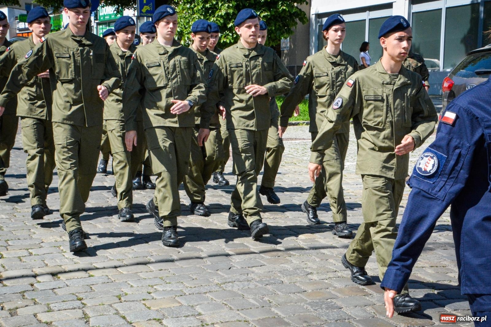 Zdjęcie w galerii na portalu naszraciborz.pl: Uroczyste ślubowanie klas mundurowych Zespołu Szkół Ekonomicznych na dziedzińcu zamku w Raciborzu wiadomości z regionu