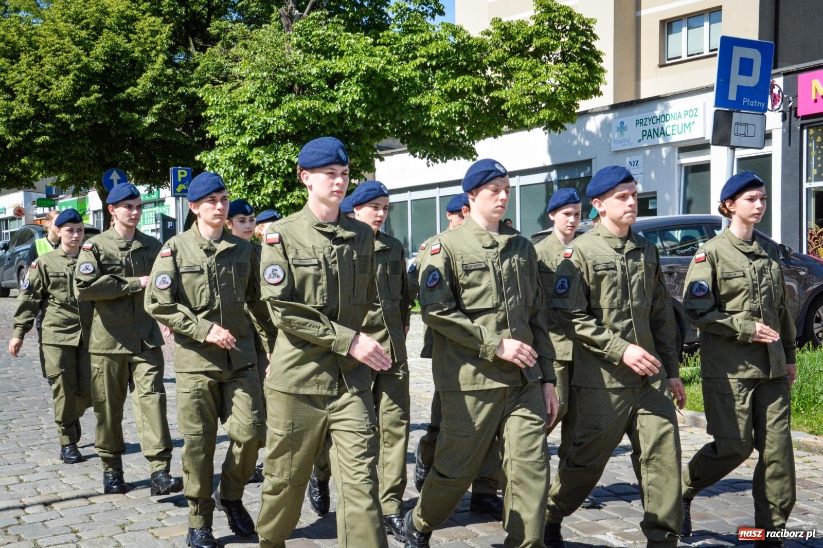 Zdjęcie w galerii na portalu naszraciborz.pl: Uroczyste ślubowanie klas mundurowych Zespołu Szkół Ekonomicznych na dziedzińcu zamku w Raciborzu wiadomości z regionu