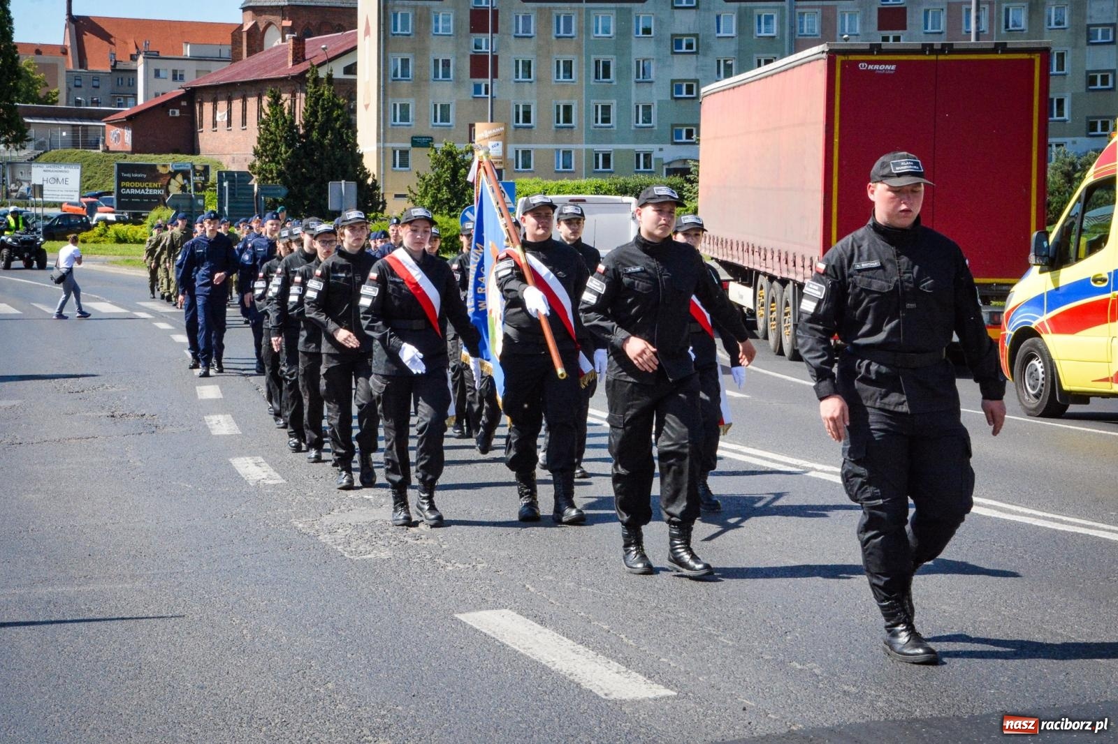 Zdjęcie w galerii na portalu naszraciborz.pl: Uroczyste ślubowanie klas mundurowych Zespołu Szkół Ekonomicznych na dziedzińcu zamku w Raciborzu wiadomości z regionu
