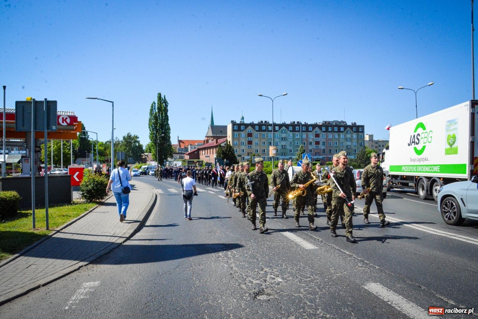 Zdjęcie w galerii na portalu naszraciborz.pl: Uroczyste ślubowanie klas mundurowych Zespołu Szkół Ekonomicznych na dziedzińcu zamku w Raciborzu wiadomości z regionu