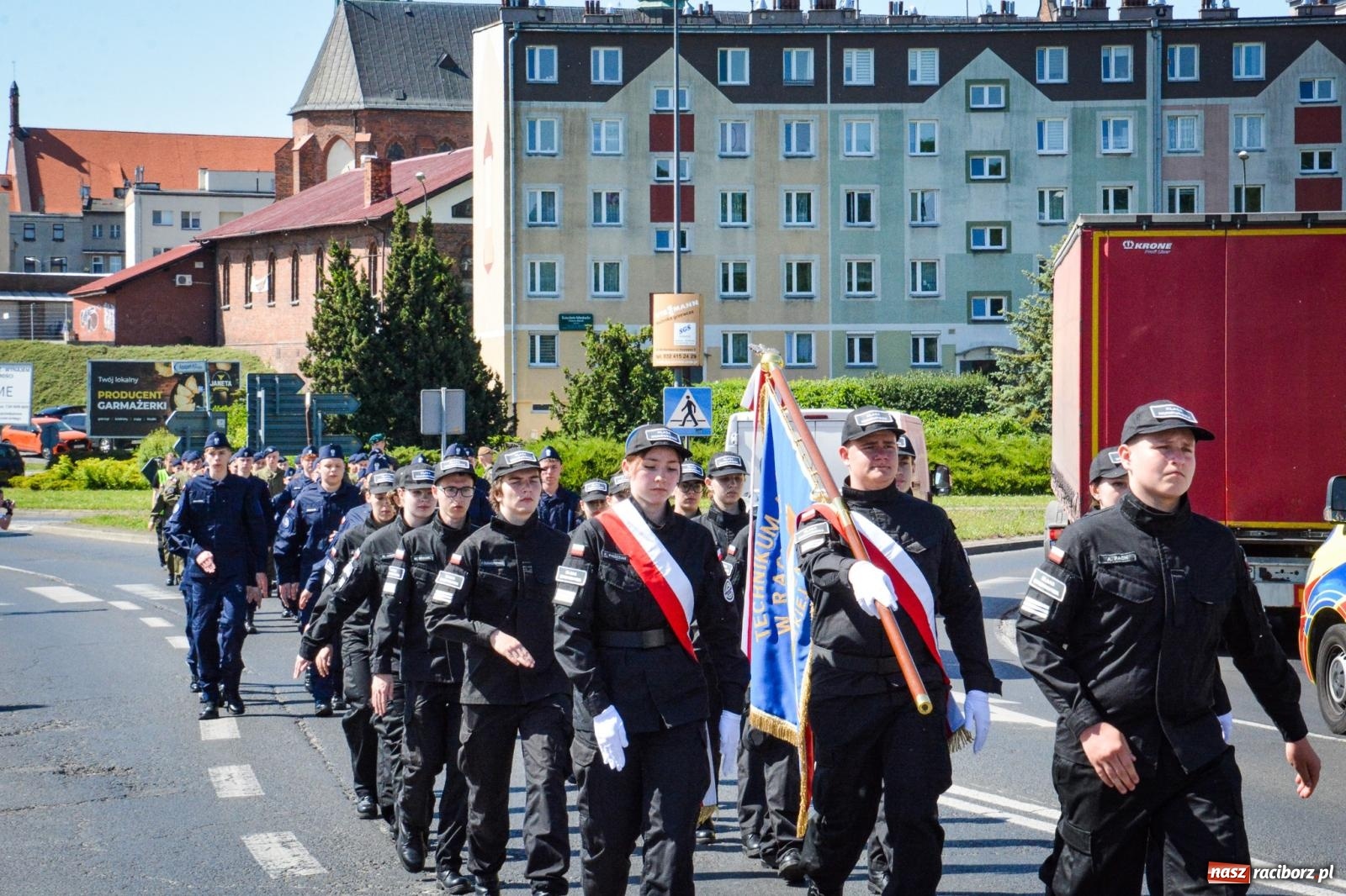Zdjęcie w galerii na portalu naszraciborz.pl: Uroczyste ślubowanie klas mundurowych Zespołu Szkół Ekonomicznych na dziedzińcu zamku w Raciborzu wiadomości z regionu