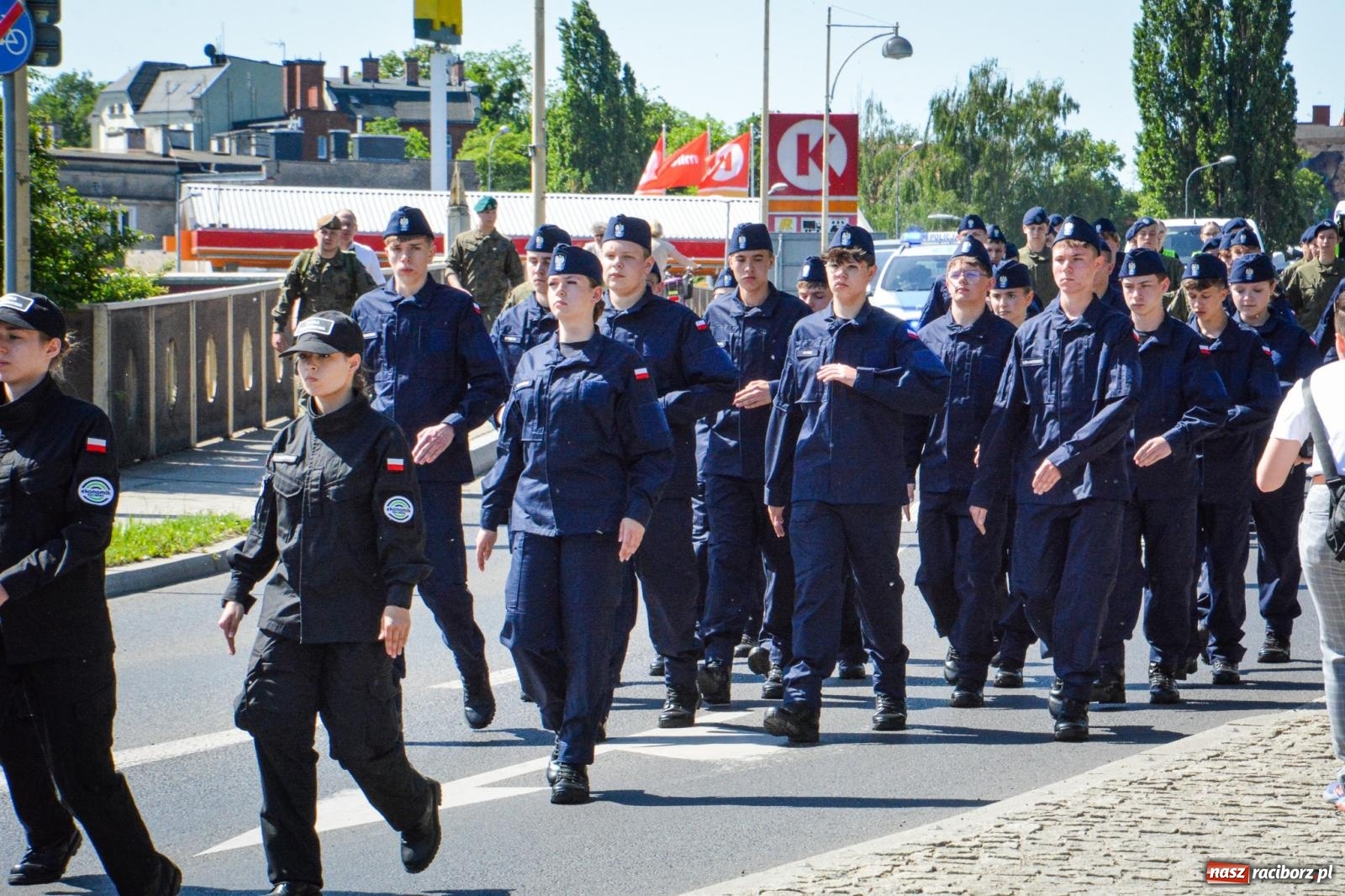 Zdjęcie w galerii na portalu naszraciborz.pl: Uroczyste ślubowanie klas mundurowych Zespołu Szkół Ekonomicznych na dziedzińcu zamku w Raciborzu wiadomości z regionu