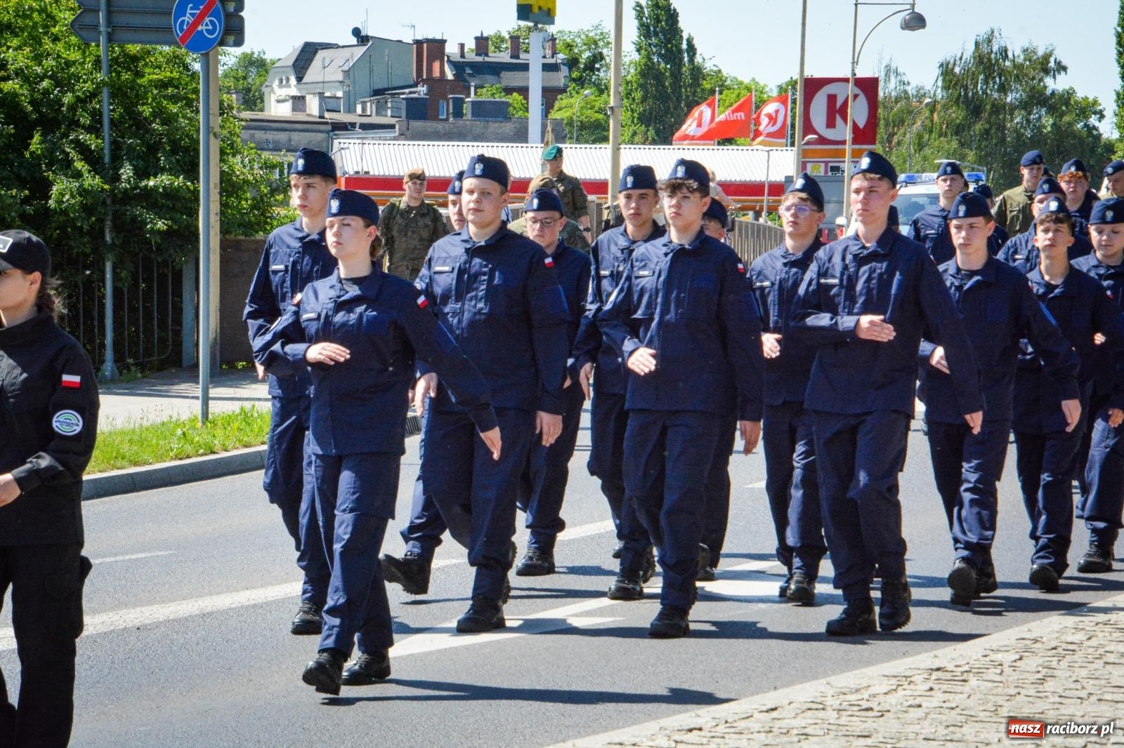 Zdjęcie w galerii na portalu naszraciborz.pl: Uroczyste ślubowanie klas mundurowych Zespołu Szkół Ekonomicznych na dziedzińcu zamku w Raciborzu wiadomości z regionu