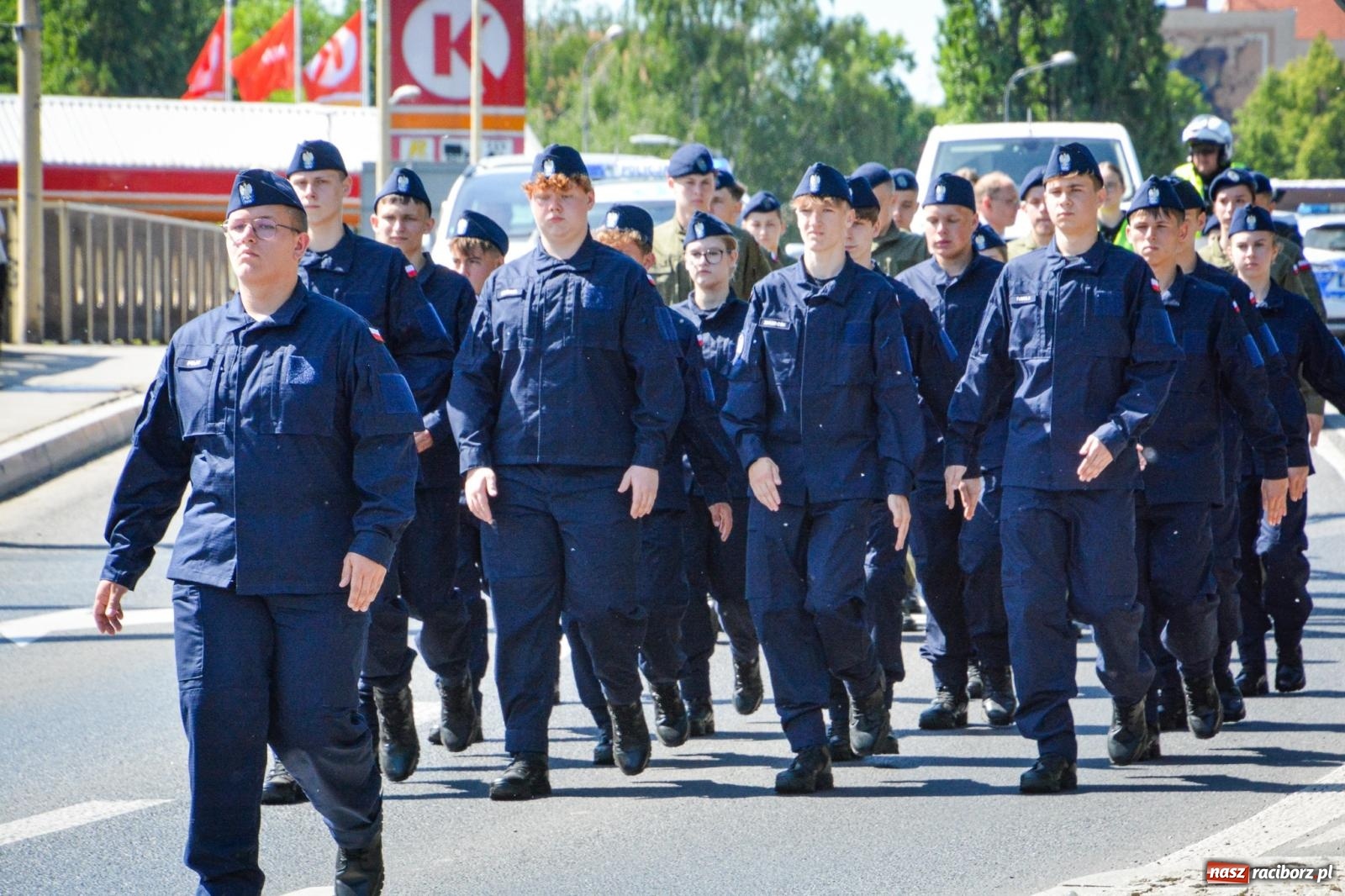 Zdjęcie w galerii na portalu naszraciborz.pl: Uroczyste ślubowanie klas mundurowych Zespołu Szkół Ekonomicznych na dziedzińcu zamku w Raciborzu wiadomości z regionu