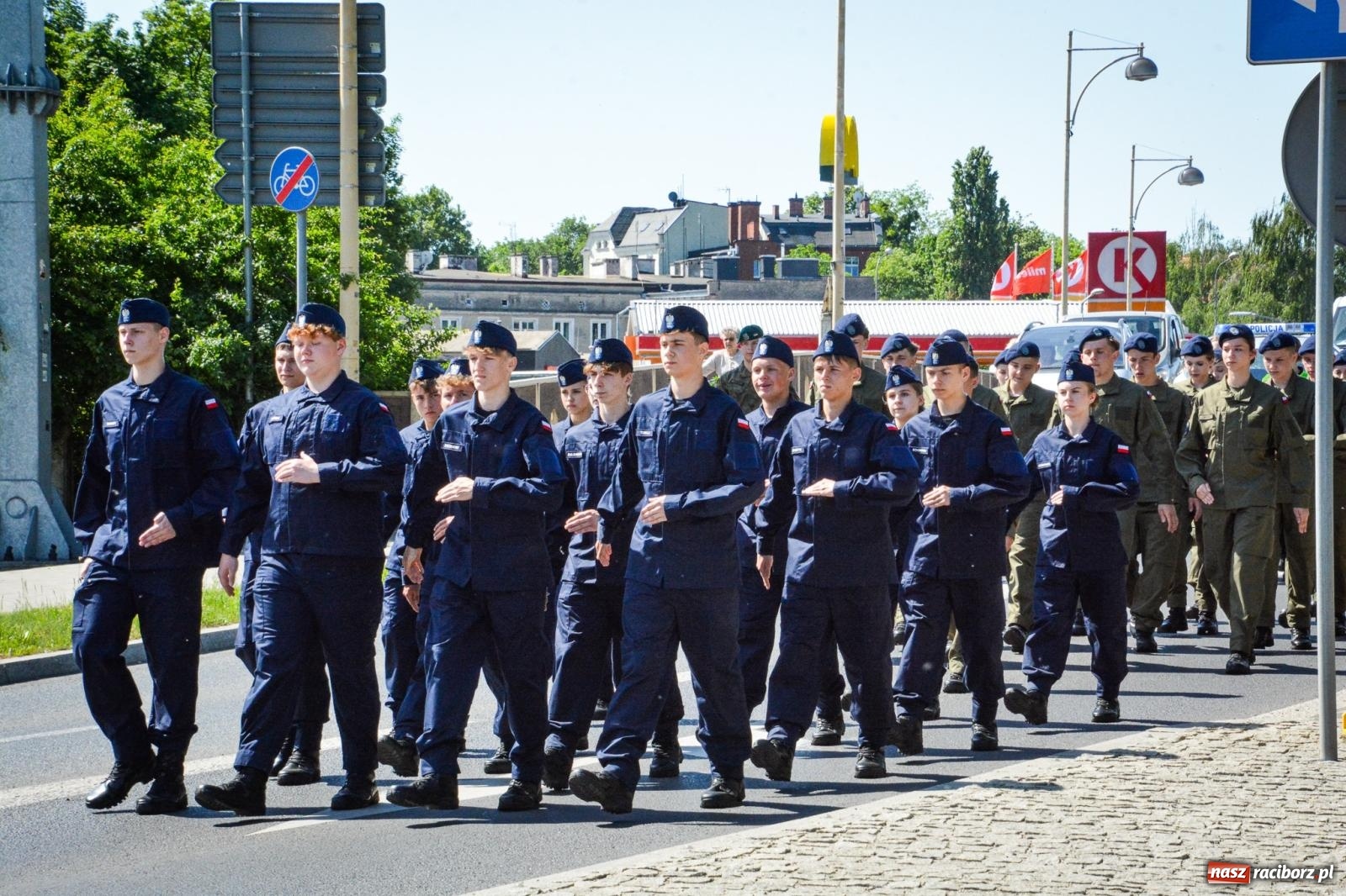 Zdjęcie w galerii na portalu naszraciborz.pl: Uroczyste ślubowanie klas mundurowych Zespołu Szkół Ekonomicznych na dziedzińcu zamku w Raciborzu wiadomości z regionu