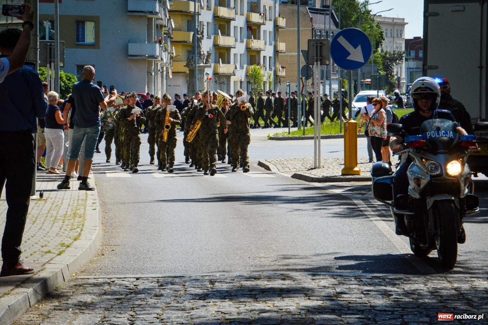 Zdjęcie w galerii na portalu naszraciborz.pl: Uroczyste ślubowanie klas mundurowych Zespołu Szkół Ekonomicznych na dziedzińcu zamku w Raciborzu wiadomości z regionu