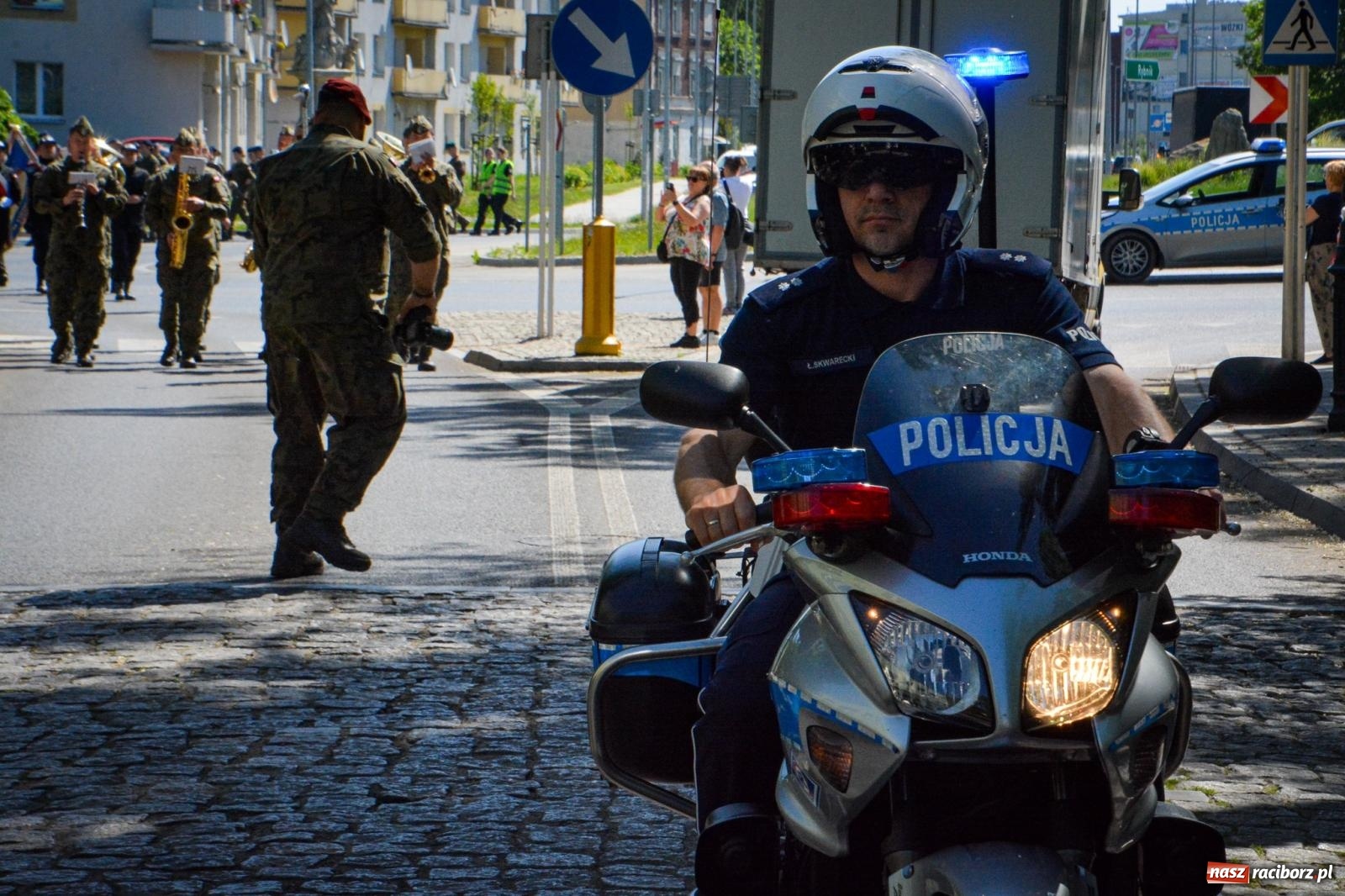 Zdjęcie w galerii na portalu naszraciborz.pl: Uroczyste ślubowanie klas mundurowych Zespołu Szkół Ekonomicznych na dziedzińcu zamku w Raciborzu wiadomości z regionu