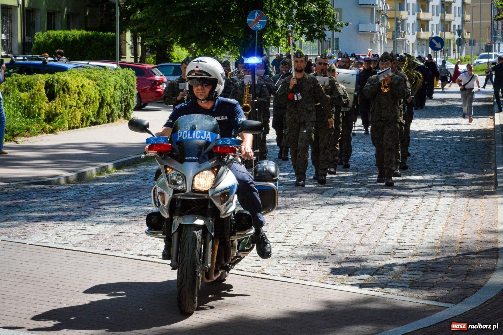 Zdjęcie w galerii na portalu naszraciborz.pl: Uroczyste ślubowanie klas mundurowych Zespołu Szkół Ekonomicznych na dziedzińcu zamku w Raciborzu wiadomości z regionu