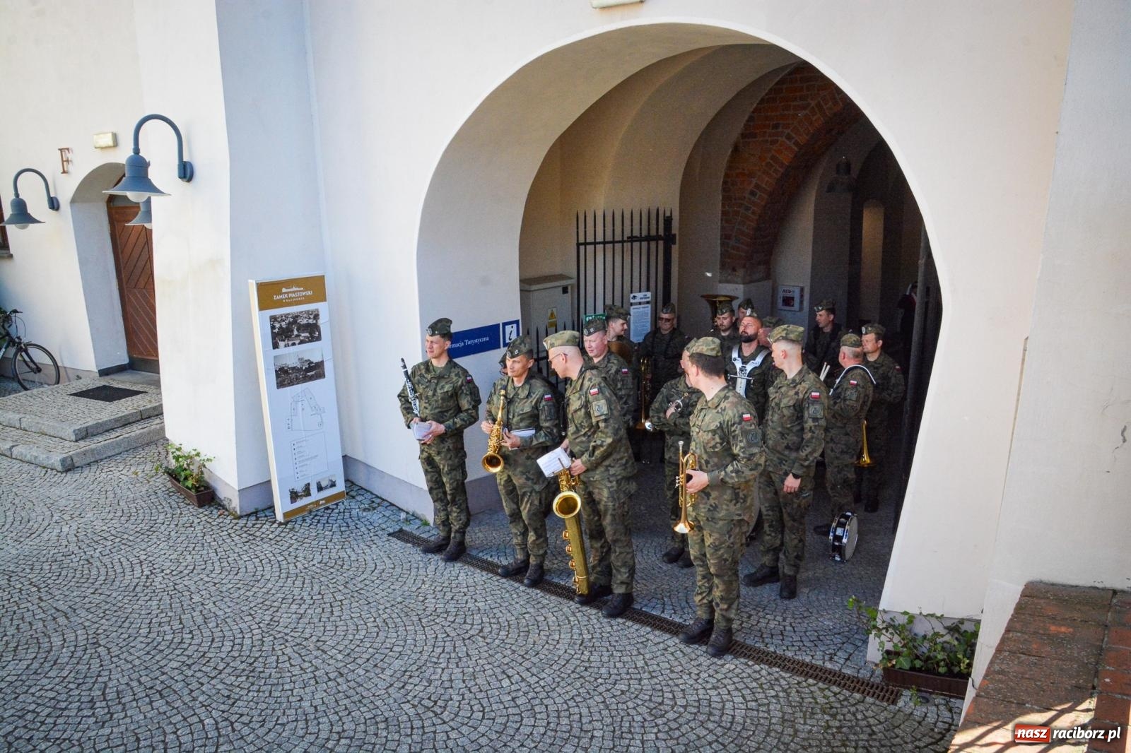 Zdjęcie w galerii na portalu naszraciborz.pl: Uroczyste ślubowanie klas mundurowych Zespołu Szkół Ekonomicznych na dziedzińcu zamku w Raciborzu wiadomości z regionu