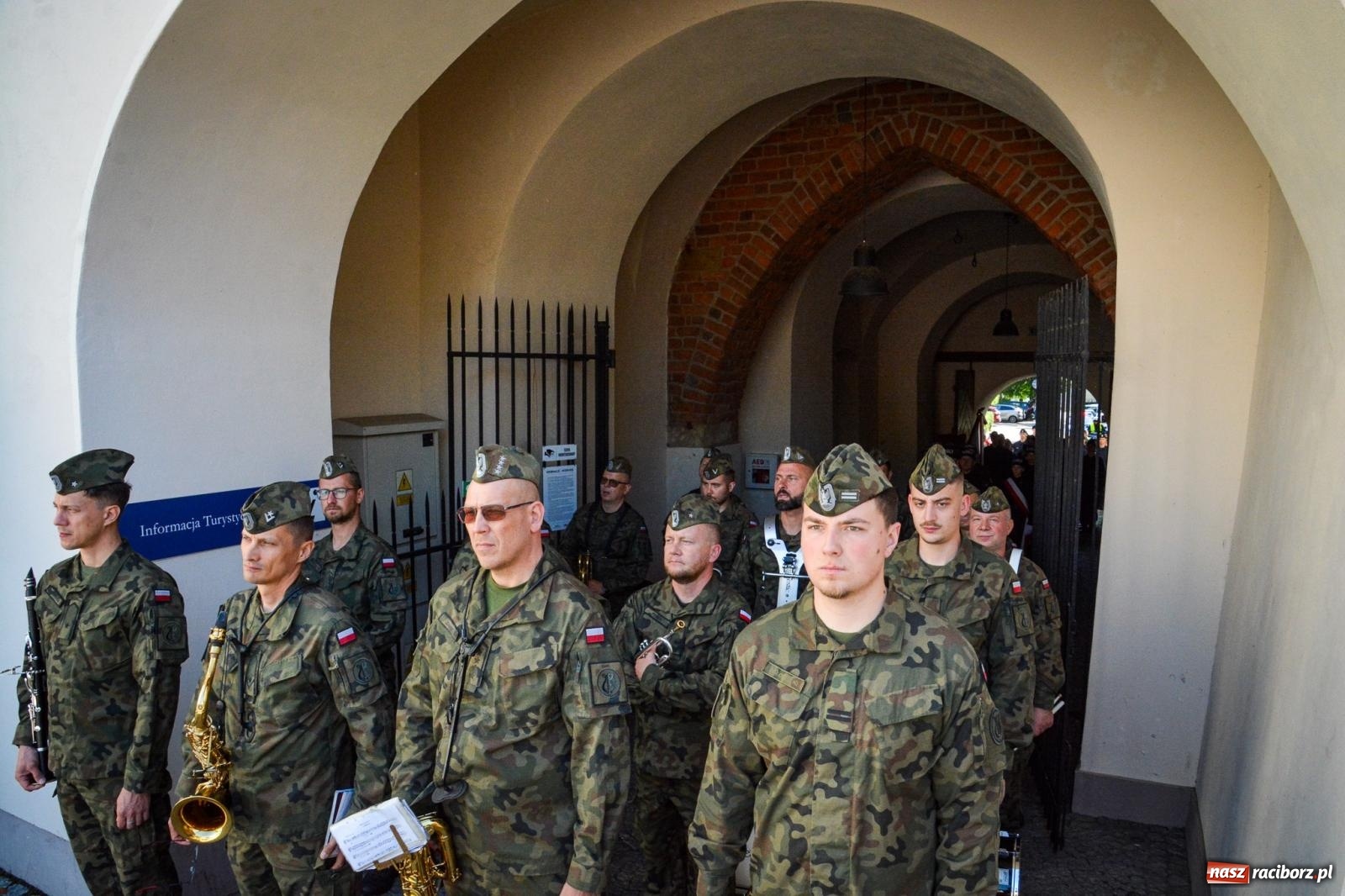 Zdjęcie w galerii na portalu naszraciborz.pl: Uroczyste ślubowanie klas mundurowych Zespołu Szkół Ekonomicznych na dziedzińcu zamku w Raciborzu wiadomości z regionu