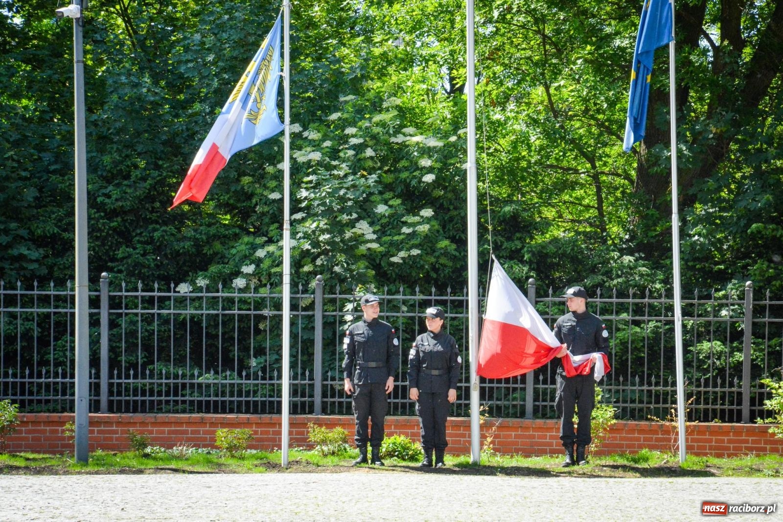 Zdjęcie w galerii na portalu naszraciborz.pl: Uroczyste ślubowanie klas mundurowych Zespołu Szkół Ekonomicznych na dziedzińcu zamku w Raciborzu wiadomości z regionu