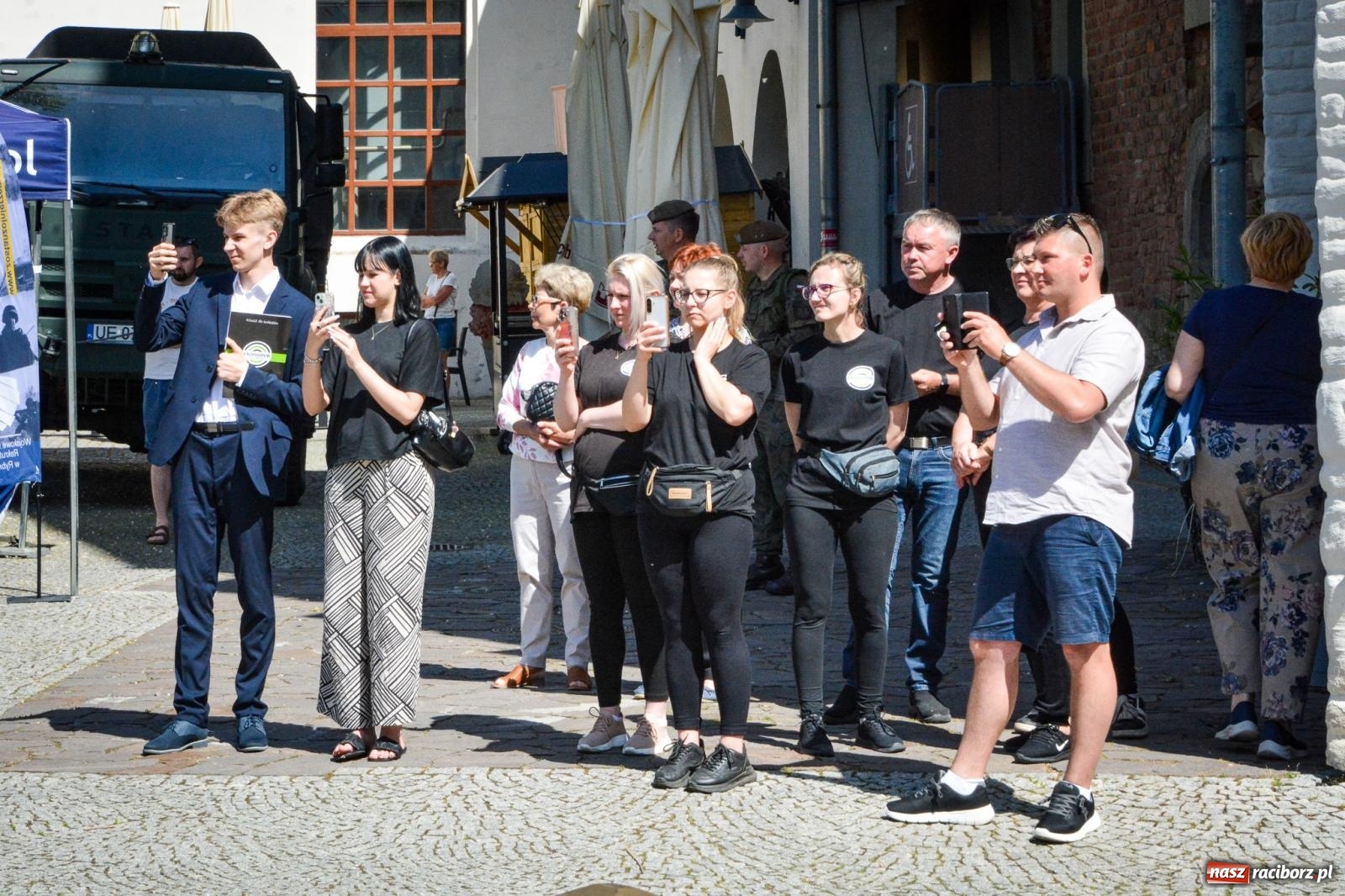 Zdjęcie w galerii na portalu naszraciborz.pl: Uroczyste ślubowanie klas mundurowych Zespołu Szkół Ekonomicznych na dziedzińcu zamku w Raciborzu wiadomości z regionu
