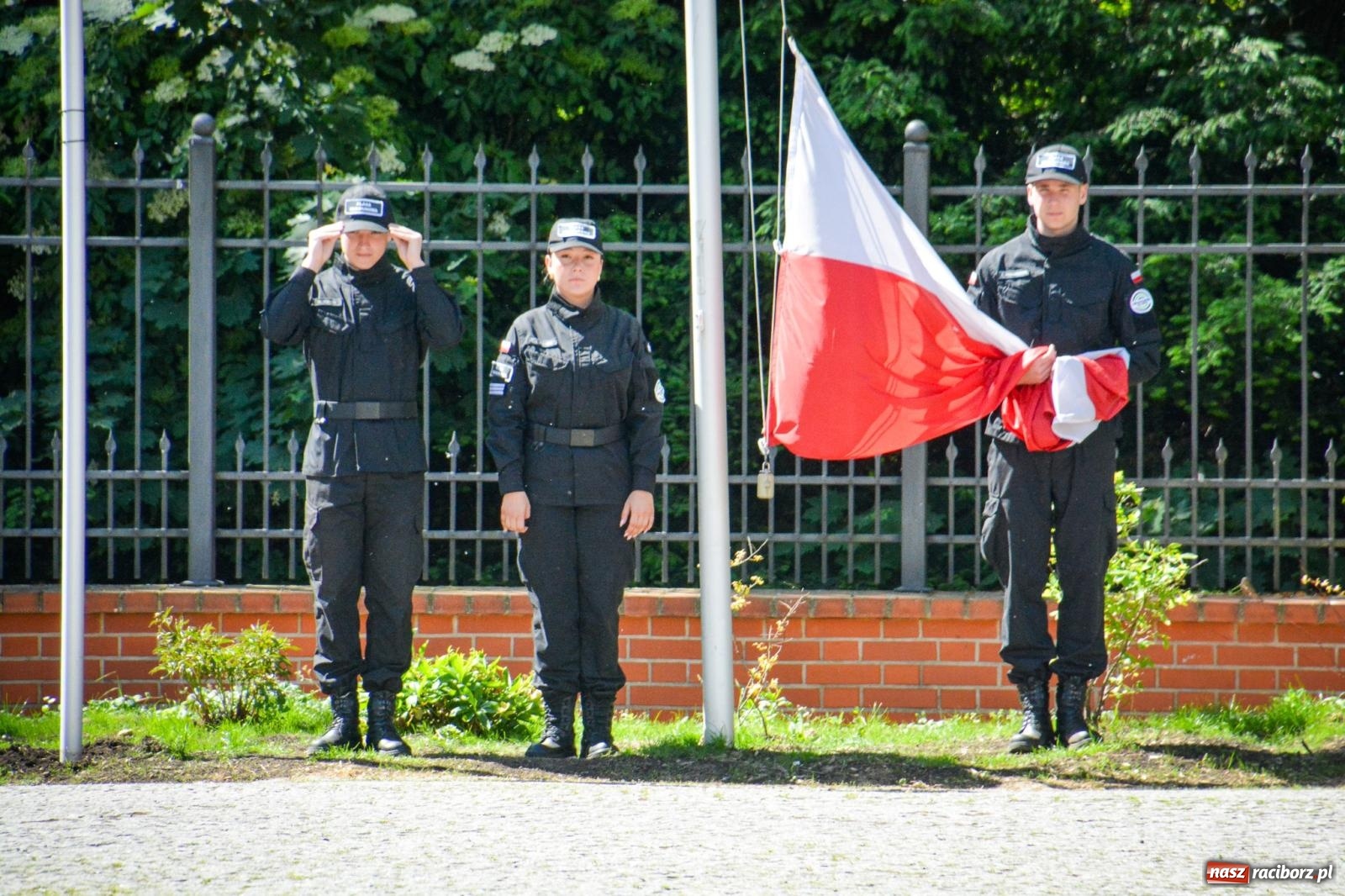 Zdjęcie w galerii na portalu naszraciborz.pl: Uroczyste ślubowanie klas mundurowych Zespołu Szkół Ekonomicznych na dziedzińcu zamku w Raciborzu wiadomości z regionu