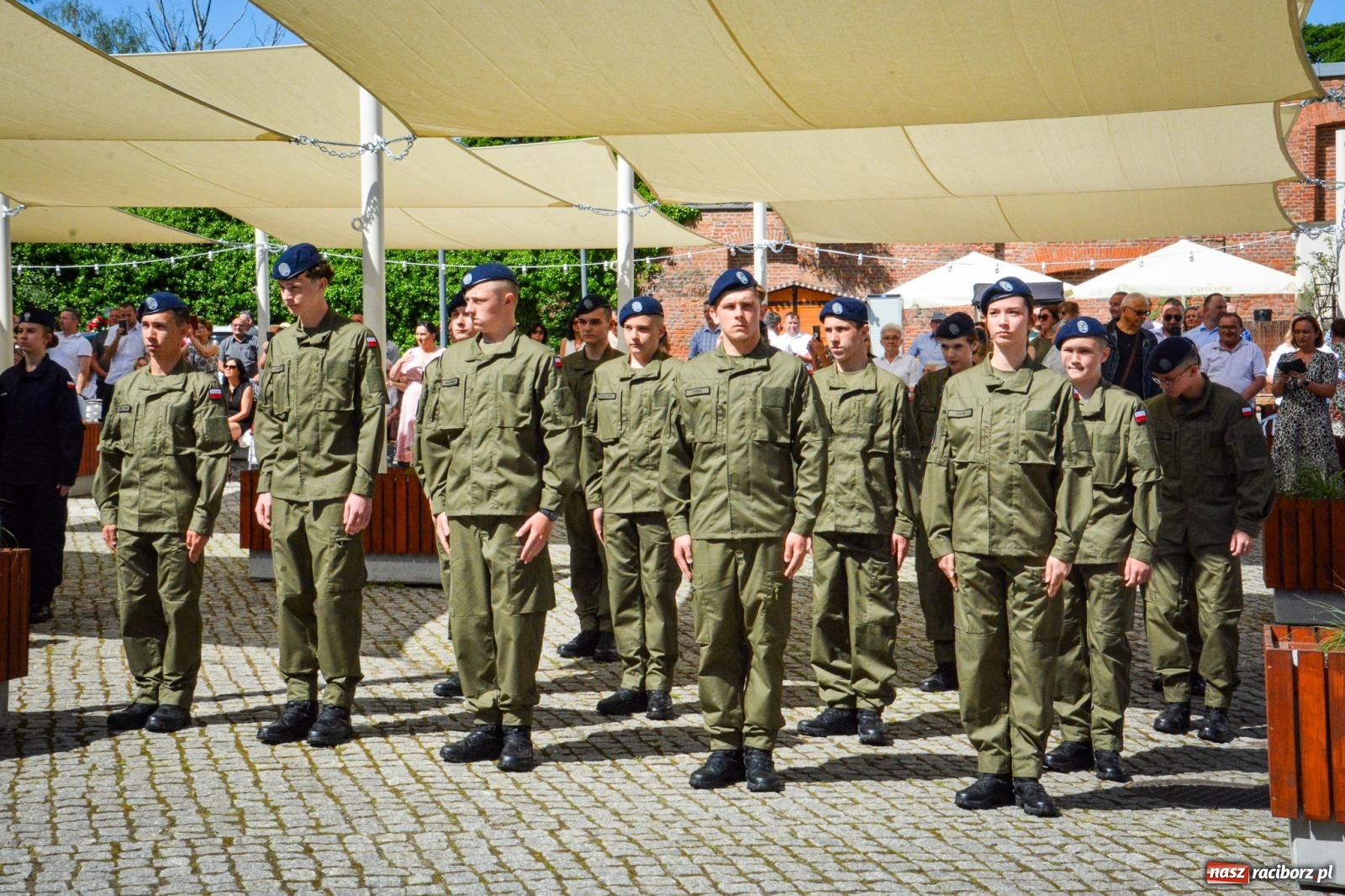 Zdjęcie w galerii na portalu naszraciborz.pl: Uroczyste ślubowanie klas mundurowych Zespołu Szkół Ekonomicznych na dziedzińcu zamku w Raciborzu wiadomości z regionu
