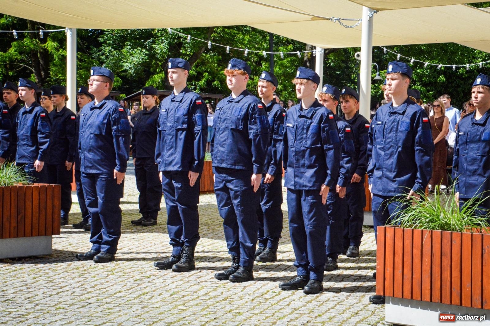 Zdjęcie w galerii na portalu naszraciborz.pl: Uroczyste ślubowanie klas mundurowych Zespołu Szkół Ekonomicznych na dziedzińcu zamku w Raciborzu wiadomości z regionu