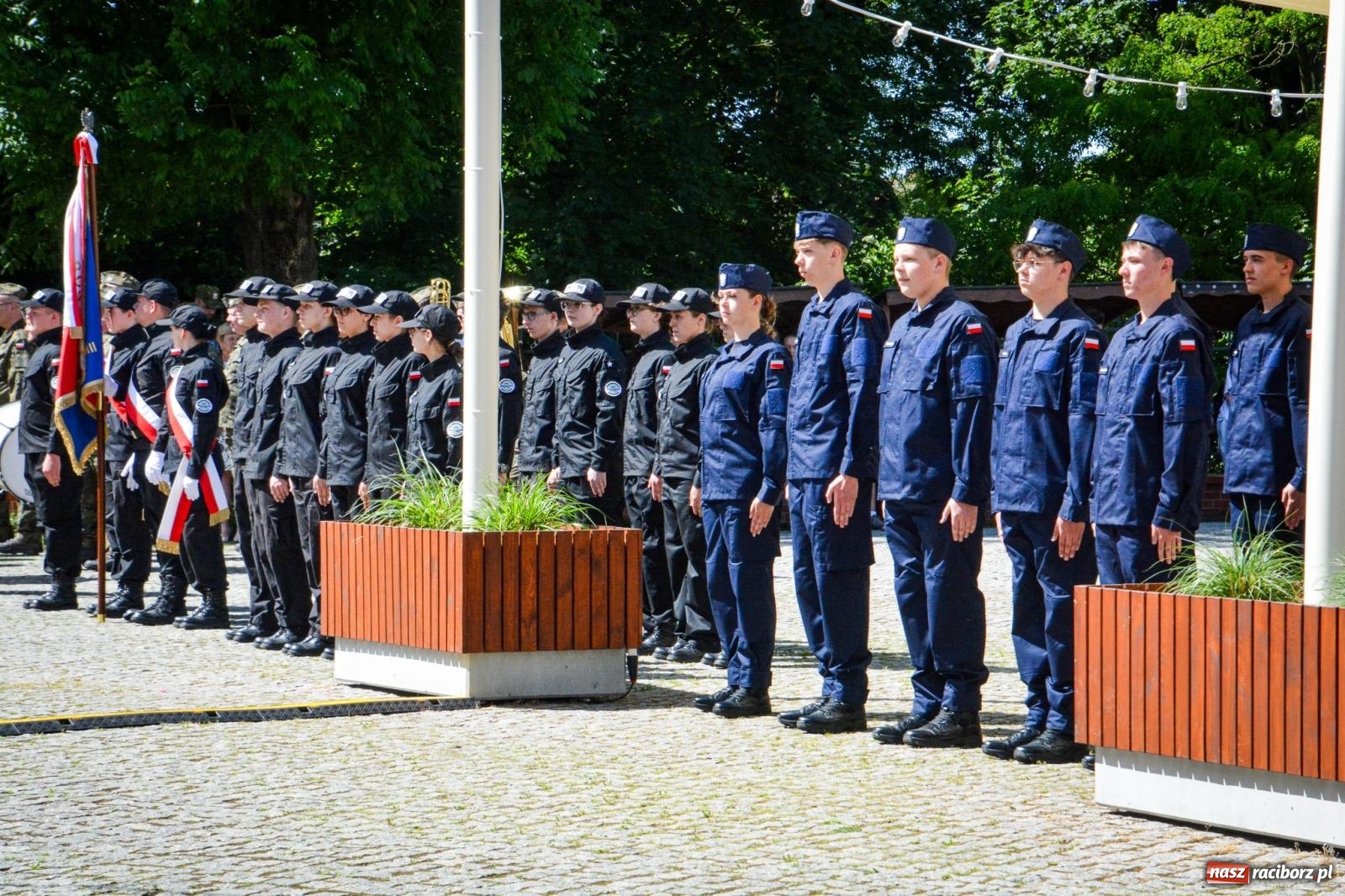Zdjęcie w galerii na portalu naszraciborz.pl: Uroczyste ślubowanie klas mundurowych Zespołu Szkół Ekonomicznych na dziedzińcu zamku w Raciborzu wiadomości z regionu