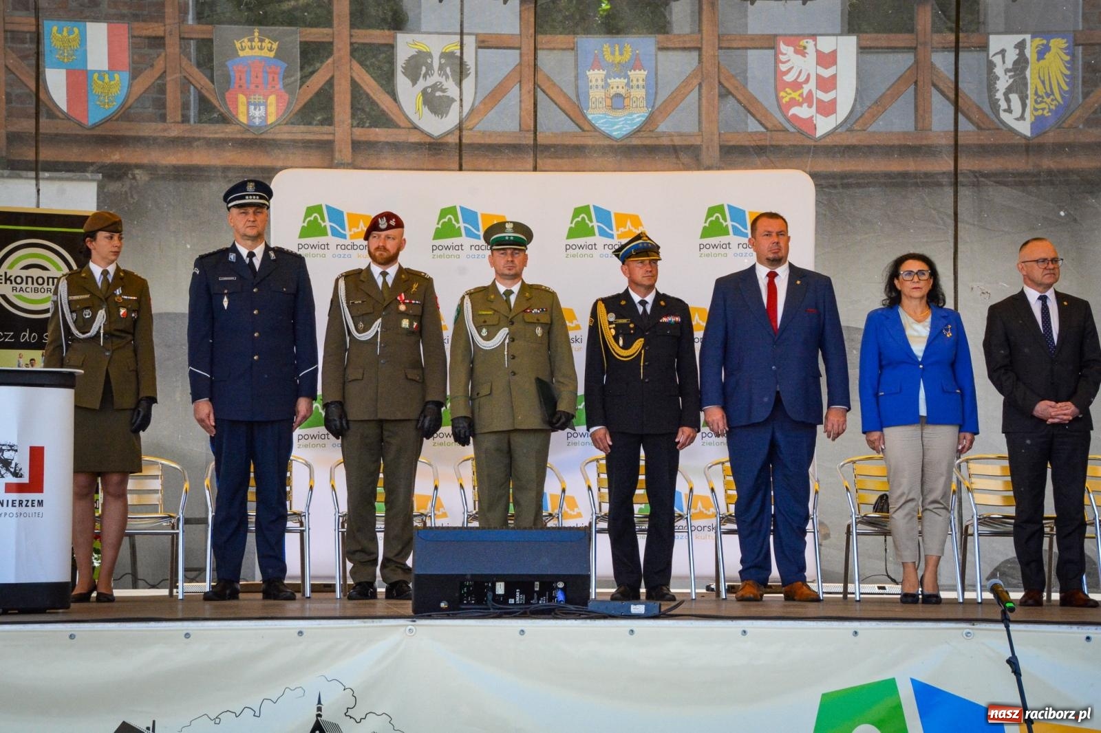 Zdjęcie w galerii na portalu naszraciborz.pl: Uroczyste ślubowanie klas mundurowych Zespołu Szkół Ekonomicznych na dziedzińcu zamku w Raciborzu wiadomości z regionu