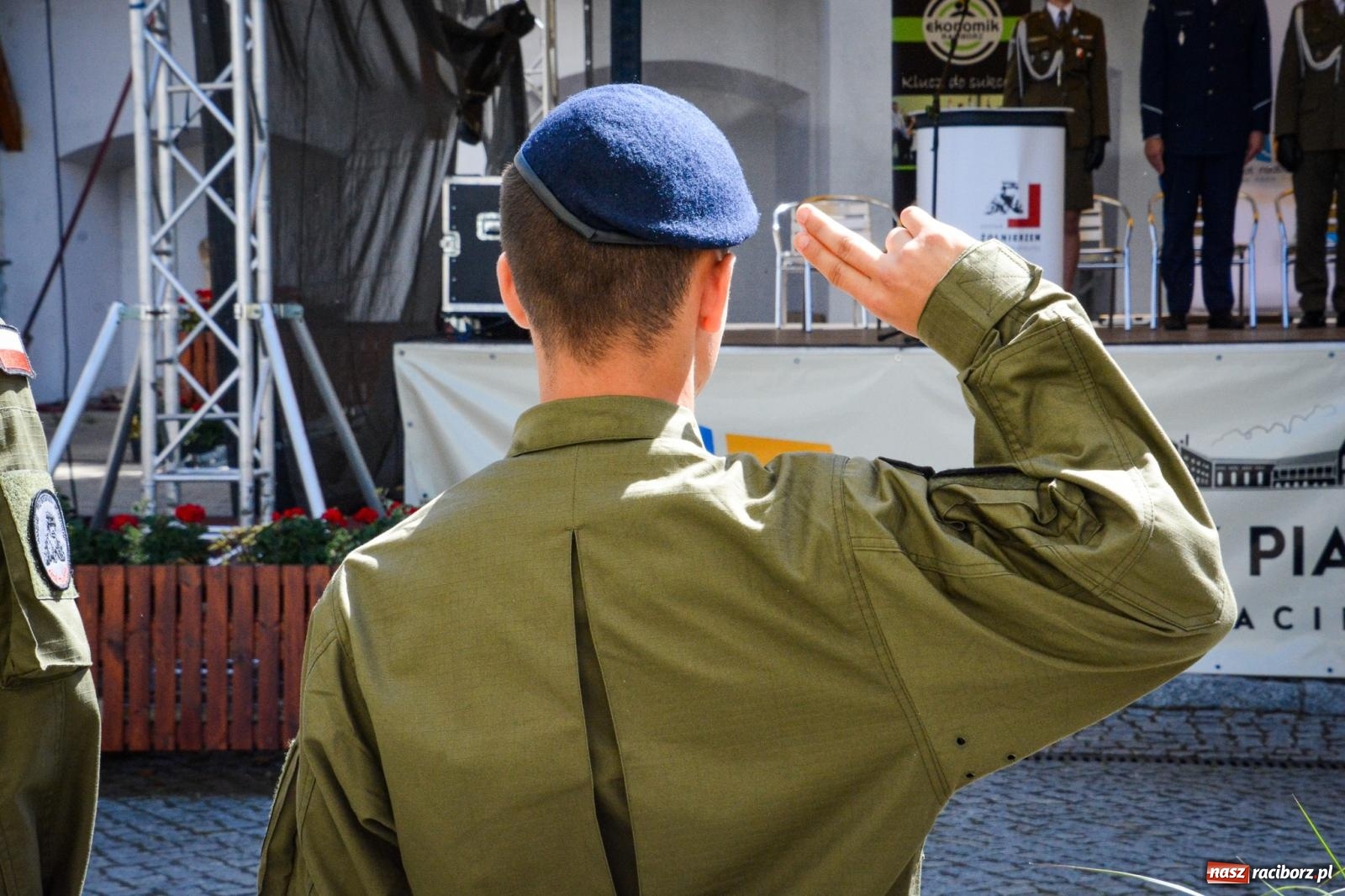 Zdjęcie w galerii na portalu naszraciborz.pl: Uroczyste ślubowanie klas mundurowych Zespołu Szkół Ekonomicznych na dziedzińcu zamku w Raciborzu wiadomości z regionu