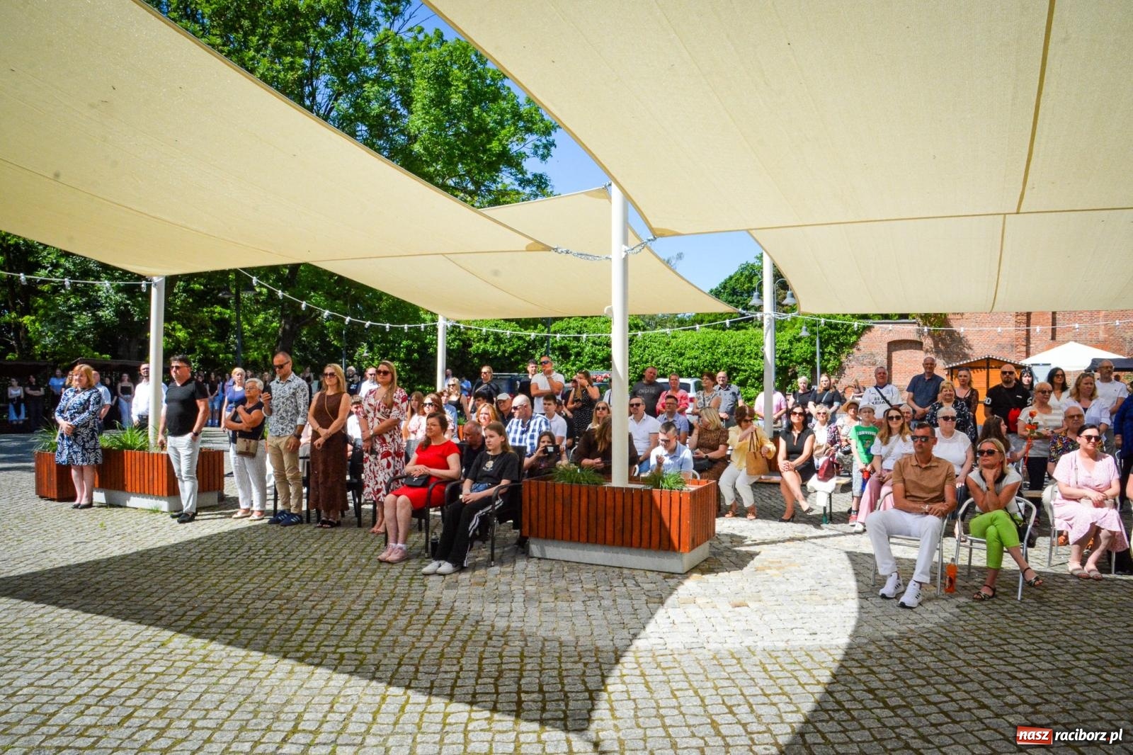 Zdjęcie w galerii na portalu naszraciborz.pl: Uroczyste ślubowanie klas mundurowych Zespołu Szkół Ekonomicznych na dziedzińcu zamku w Raciborzu wiadomości z regionu