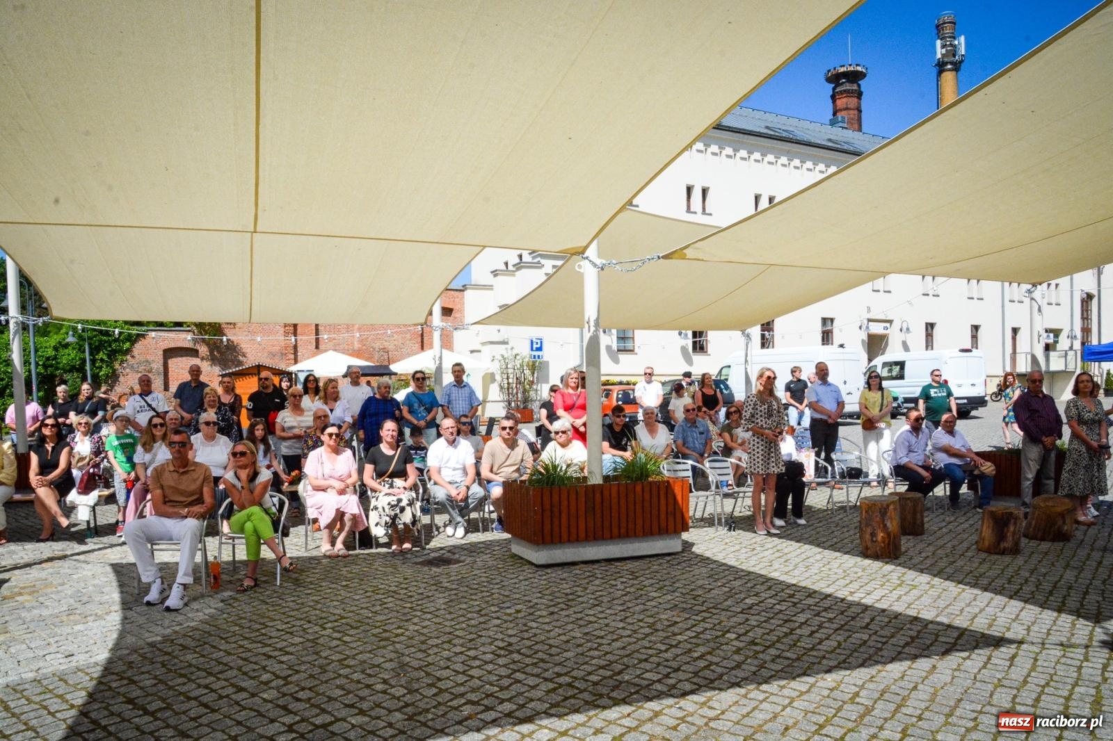 Zdjęcie w galerii na portalu naszraciborz.pl: Uroczyste ślubowanie klas mundurowych Zespołu Szkół Ekonomicznych na dziedzińcu zamku w Raciborzu wiadomości z regionu
