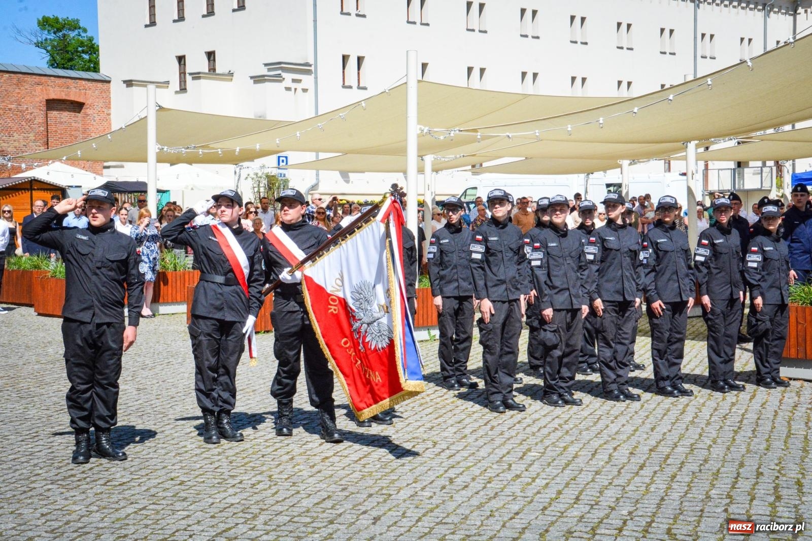 Zdjęcie w galerii na portalu naszraciborz.pl: Uroczyste ślubowanie klas mundurowych Zespołu Szkół Ekonomicznych na dziedzińcu zamku w Raciborzu wiadomości z regionu