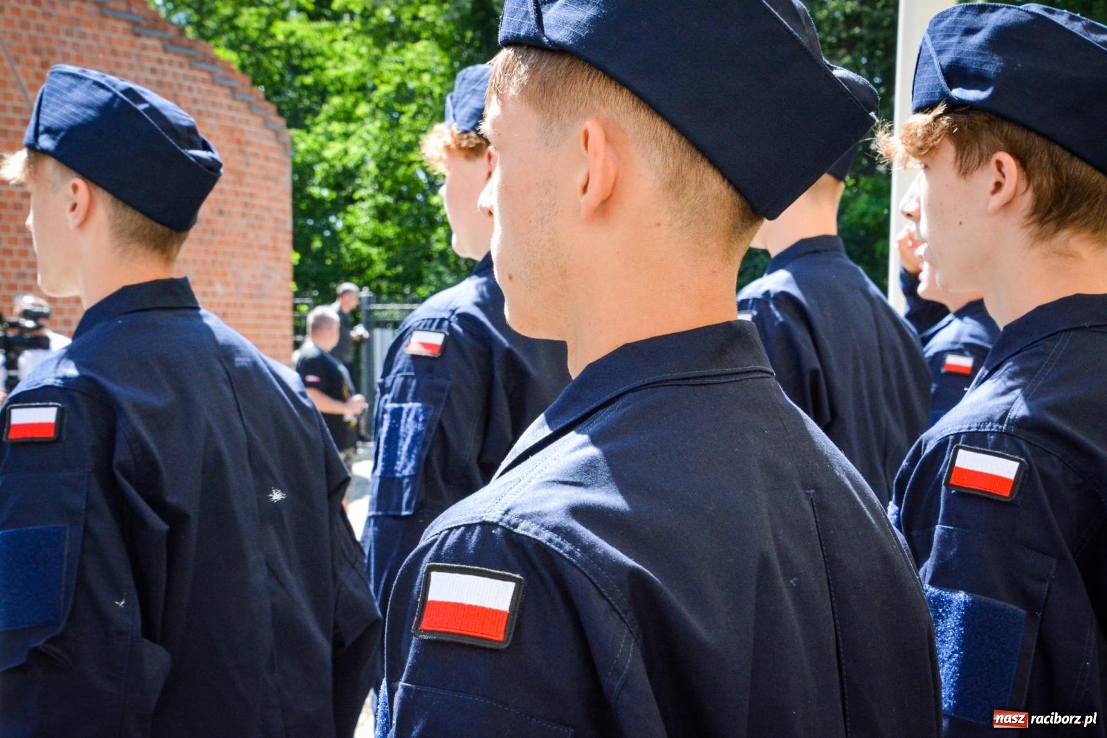 Zdjęcie w galerii na portalu naszraciborz.pl: Uroczyste ślubowanie klas mundurowych Zespołu Szkół Ekonomicznych na dziedzińcu zamku w Raciborzu wiadomości z regionu