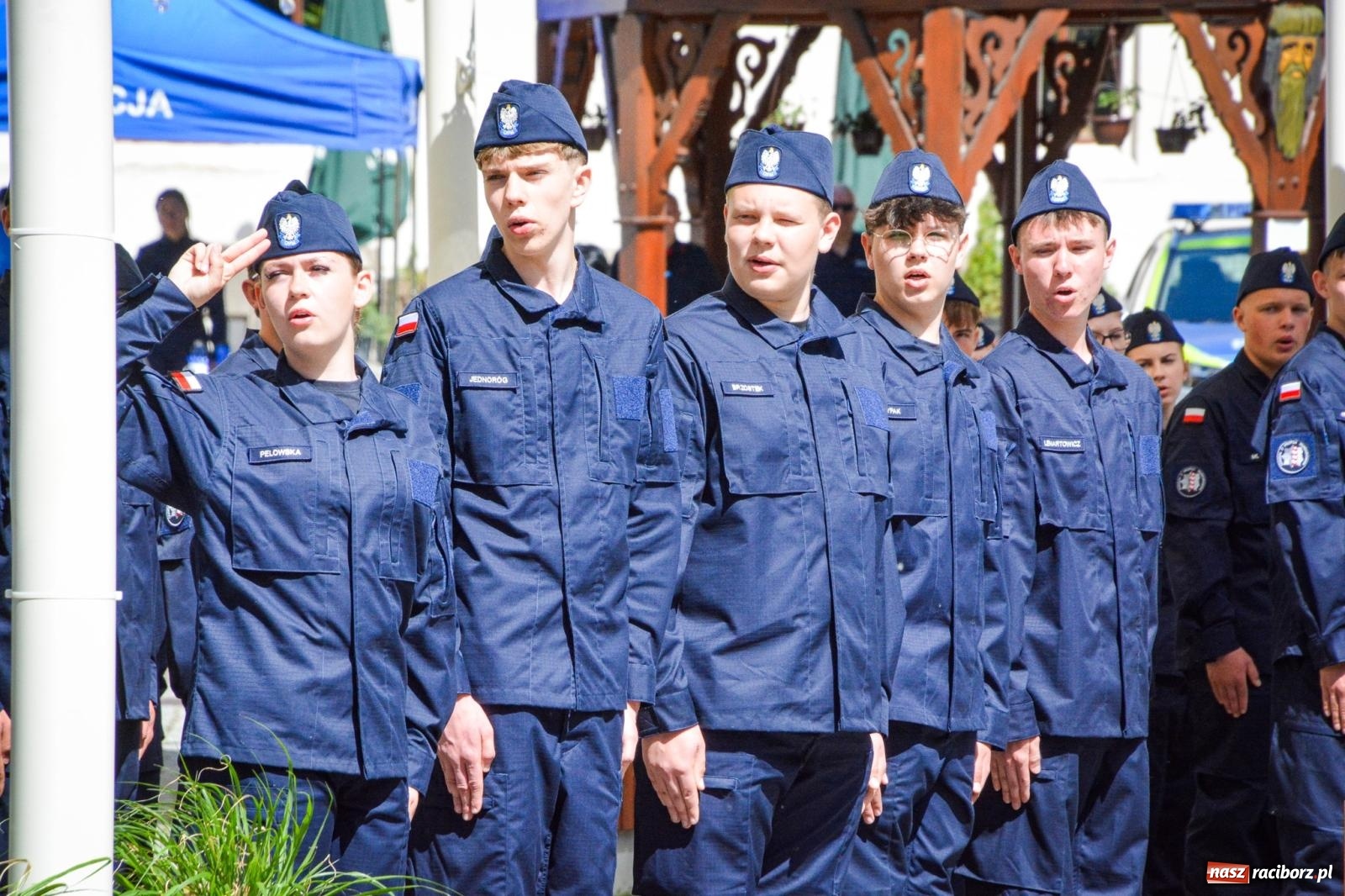 Zdjęcie w galerii na portalu naszraciborz.pl: Uroczyste ślubowanie klas mundurowych Zespołu Szkół Ekonomicznych na dziedzińcu zamku w Raciborzu wiadomości z regionu