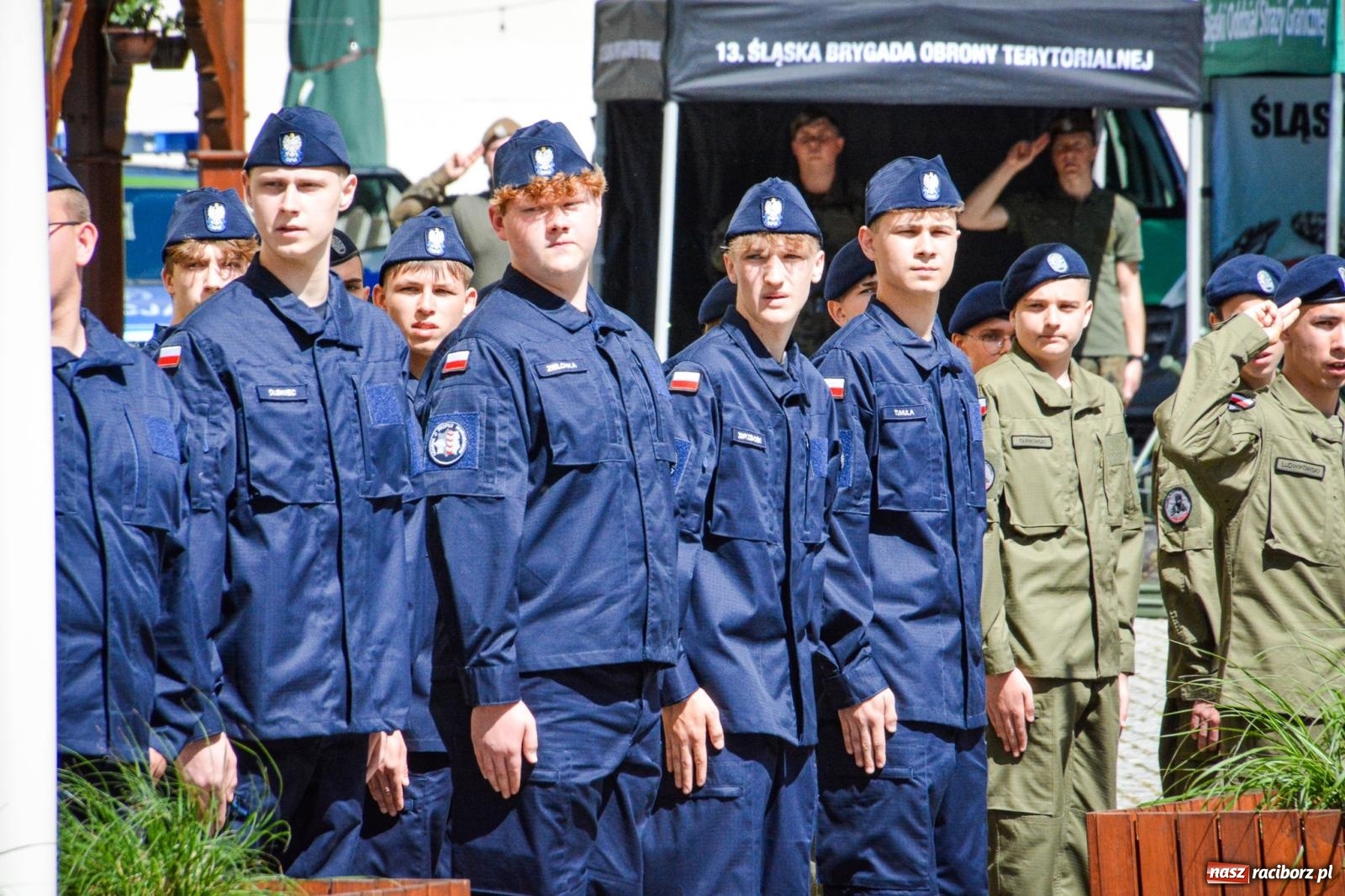 Zdjęcie w galerii na portalu naszraciborz.pl: Uroczyste ślubowanie klas mundurowych Zespołu Szkół Ekonomicznych na dziedzińcu zamku w Raciborzu wiadomości z regionu