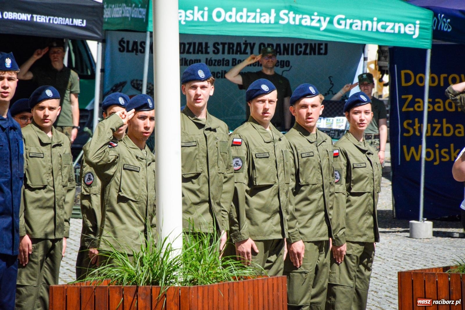 Zdjęcie w galerii na portalu naszraciborz.pl: Uroczyste ślubowanie klas mundurowych Zespołu Szkół Ekonomicznych na dziedzińcu zamku w Raciborzu wiadomości z regionu