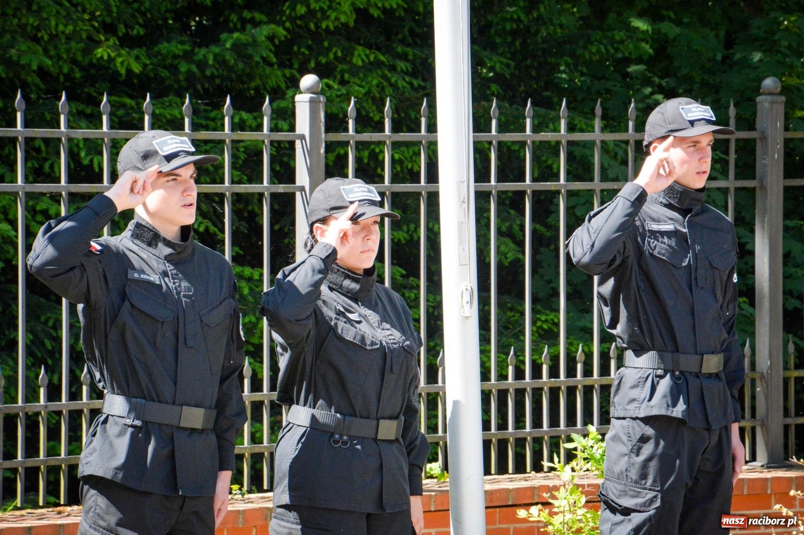 Zdjęcie w galerii na portalu naszraciborz.pl: Uroczyste ślubowanie klas mundurowych Zespołu Szkół Ekonomicznych na dziedzińcu zamku w Raciborzu wiadomości z regionu
