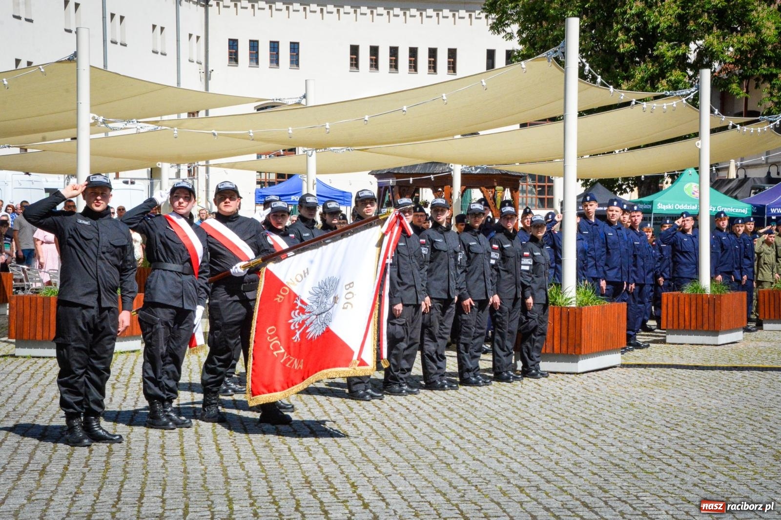 Zdjęcie w galerii na portalu naszraciborz.pl: Uroczyste ślubowanie klas mundurowych Zespołu Szkół Ekonomicznych na dziedzińcu zamku w Raciborzu wiadomości z regionu
