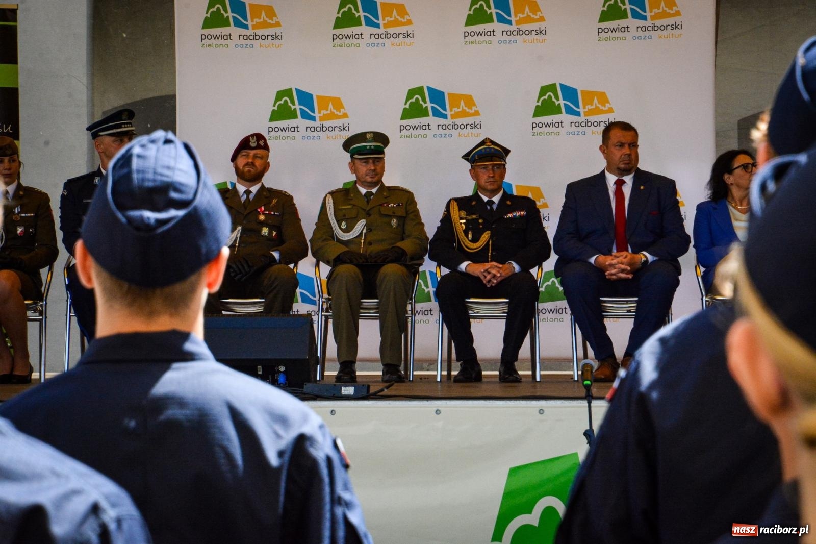 Zdjęcie w galerii na portalu naszraciborz.pl: Uroczyste ślubowanie klas mundurowych Zespołu Szkół Ekonomicznych na dziedzińcu zamku w Raciborzu wiadomości z regionu