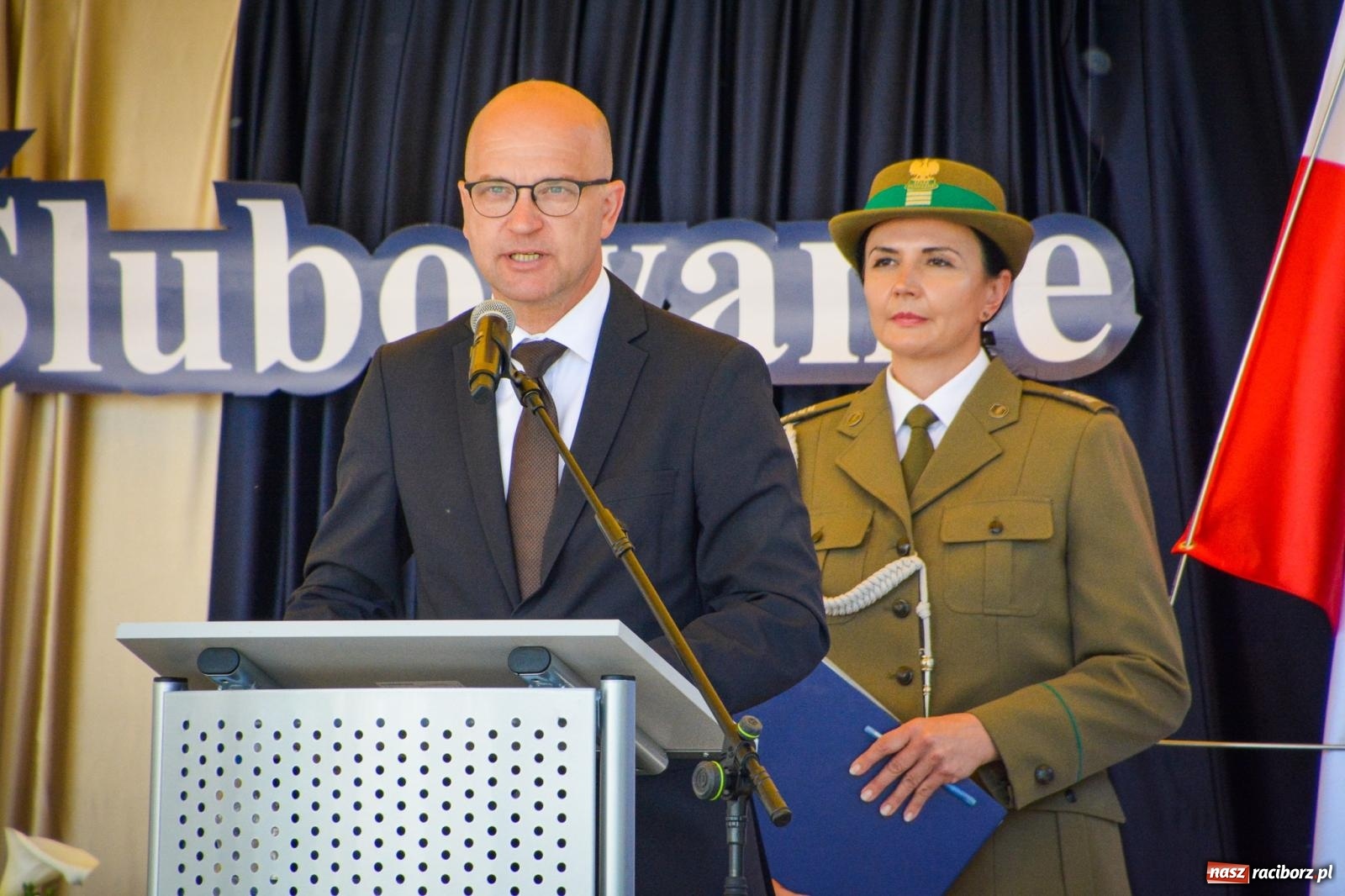 Zdjęcie w galerii na portalu naszraciborz.pl: Uroczyste ślubowanie klas mundurowych Zespołu Szkół Ekonomicznych na dziedzińcu zamku w Raciborzu wiadomości z regionu