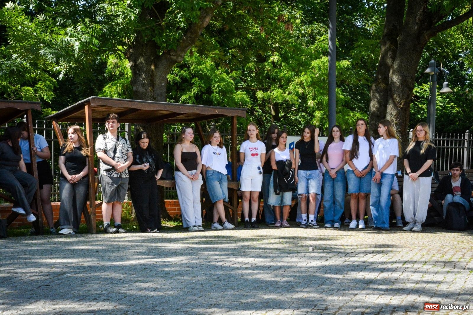 Zdjęcie w galerii na portalu naszraciborz.pl: Uroczyste ślubowanie klas mundurowych Zespołu Szkół Ekonomicznych na dziedzińcu zamku w Raciborzu wiadomości z regionu