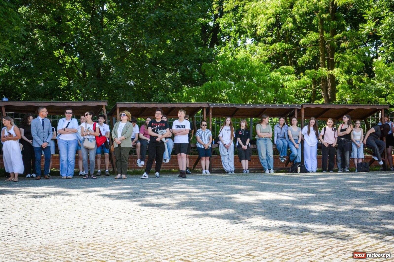 Zdjęcie w galerii na portalu naszraciborz.pl: Uroczyste ślubowanie klas mundurowych Zespołu Szkół Ekonomicznych na dziedzińcu zamku w Raciborzu wiadomości z regionu