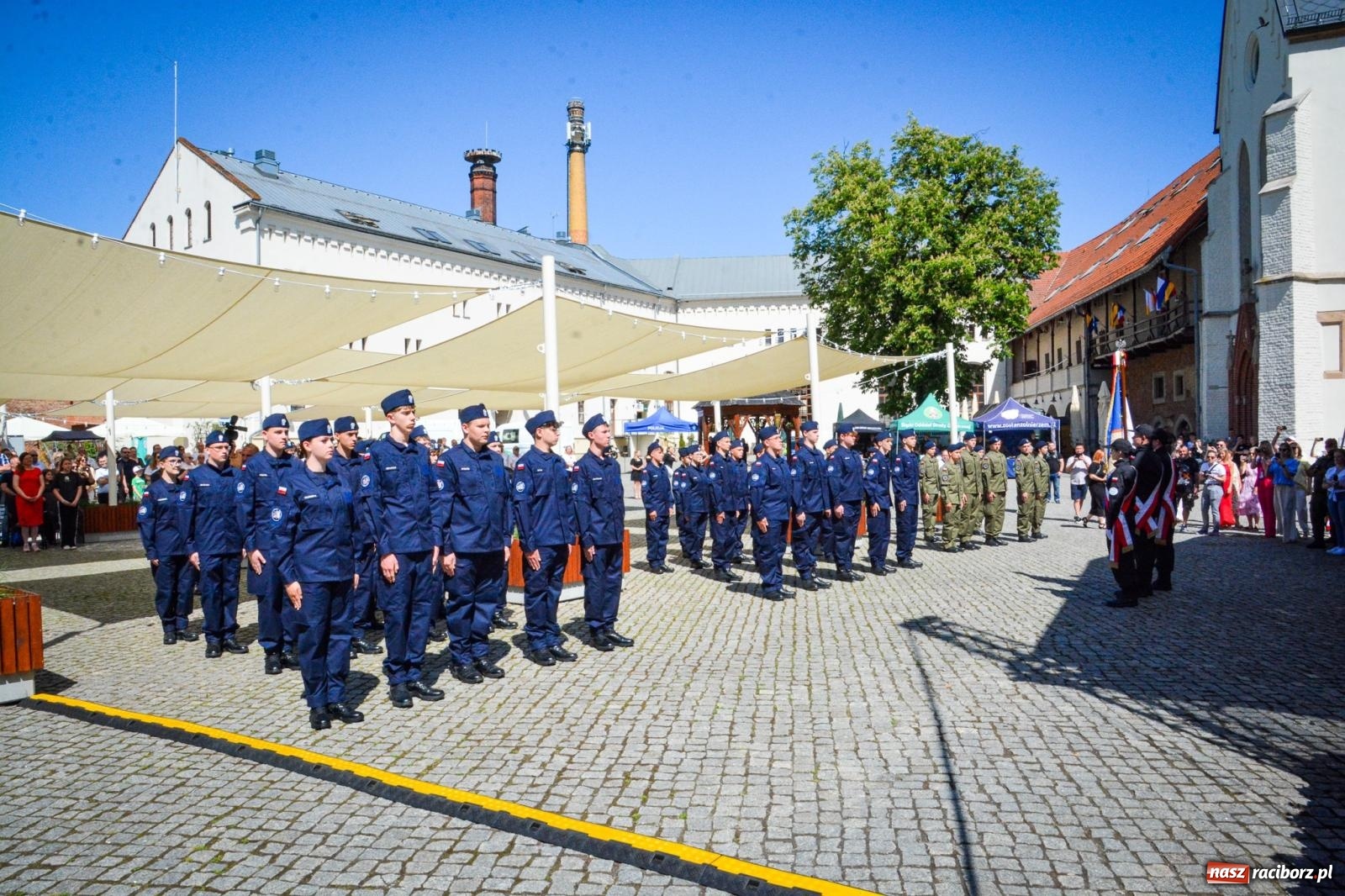 Zdjęcie w galerii na portalu naszraciborz.pl: Uroczyste ślubowanie klas mundurowych Zespołu Szkół Ekonomicznych na dziedzińcu zamku w Raciborzu wiadomości z regionu