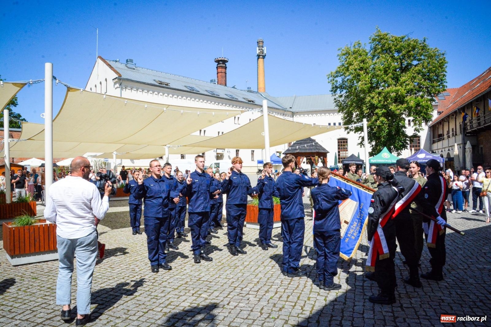 Zdjęcie w galerii na portalu naszraciborz.pl: Uroczyste ślubowanie klas mundurowych Zespołu Szkół Ekonomicznych na dziedzińcu zamku w Raciborzu wiadomości z regionu